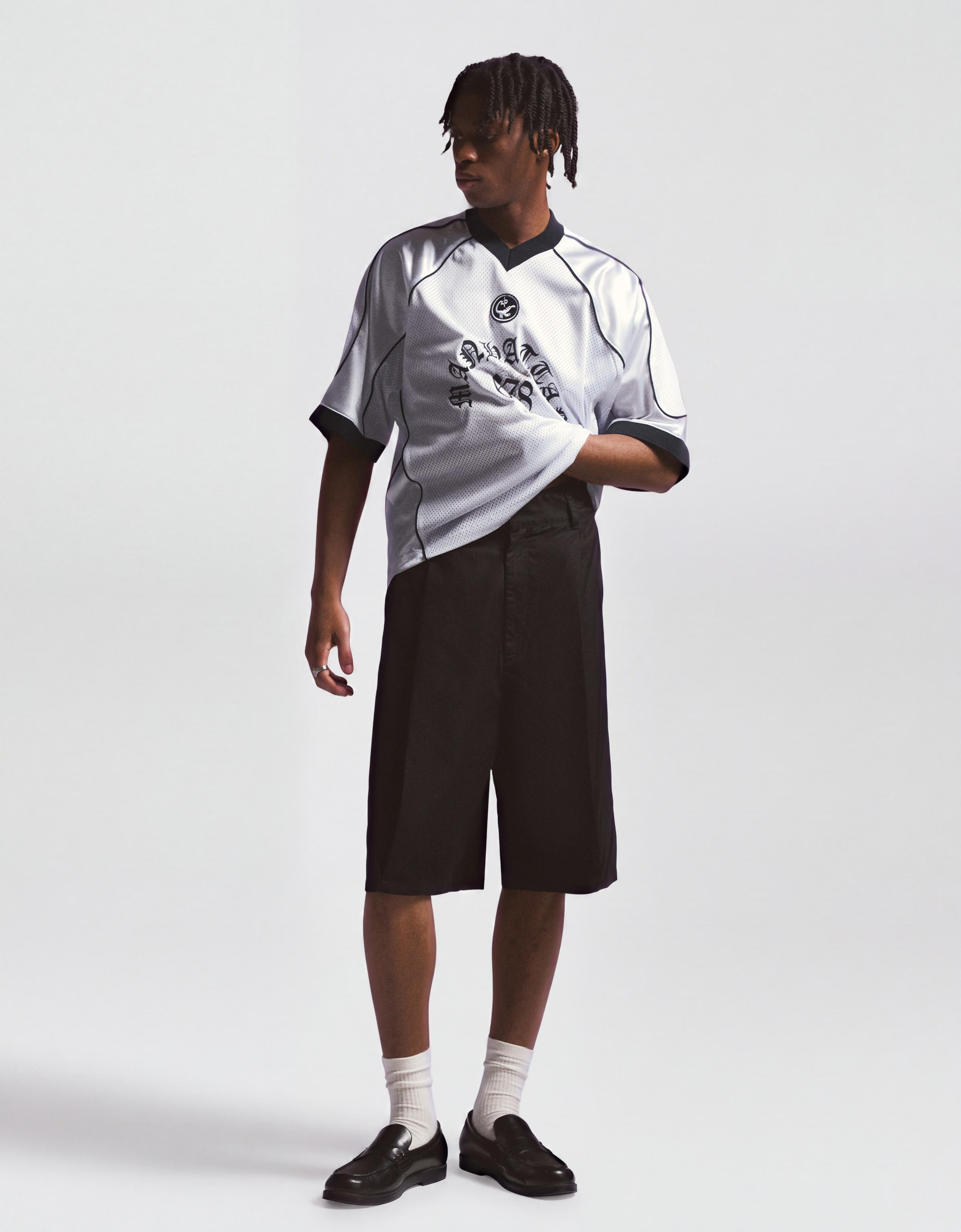 Balloon fit Bermuda shorts with darts — Black