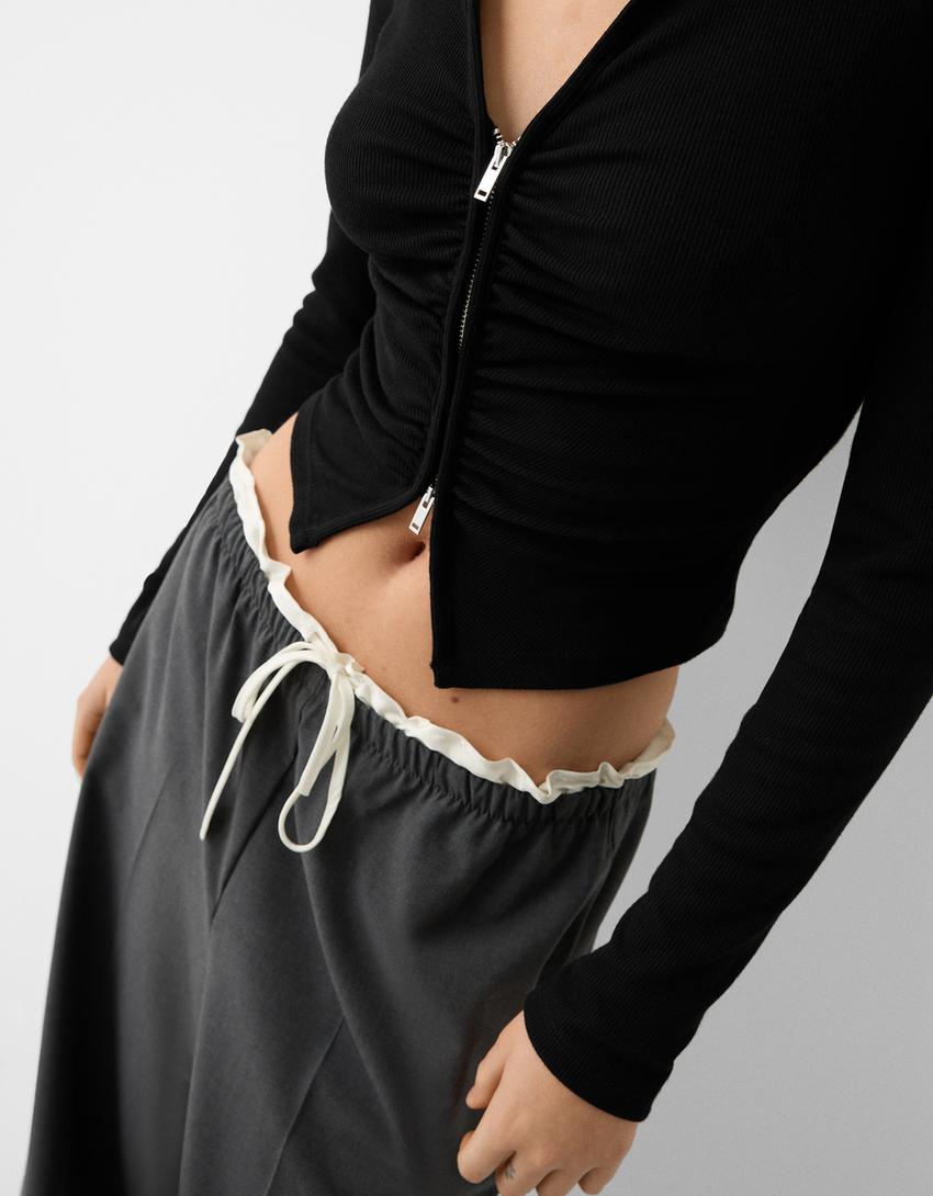 تيشرت بأكمام طويلة وياقة بولو وزمة وسحّاب-أسود-2