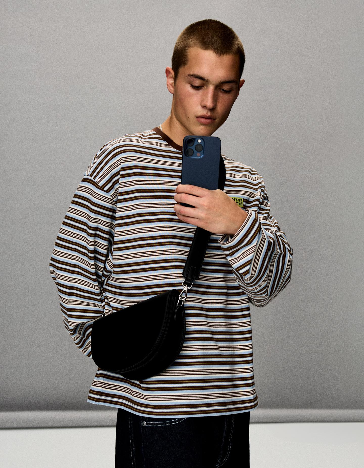 Bershka torebka crossbody półksiężyc czarny