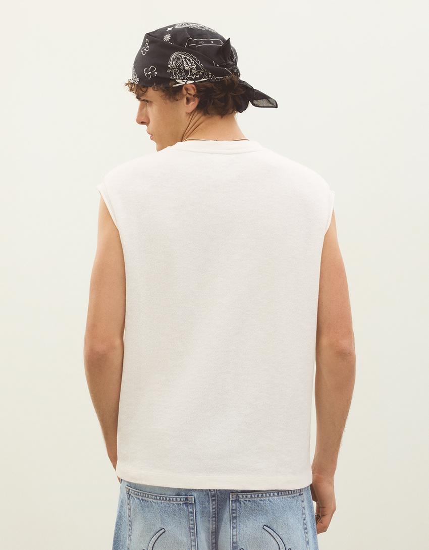 تيشرت عامل بطبعة-أبيض مطفي