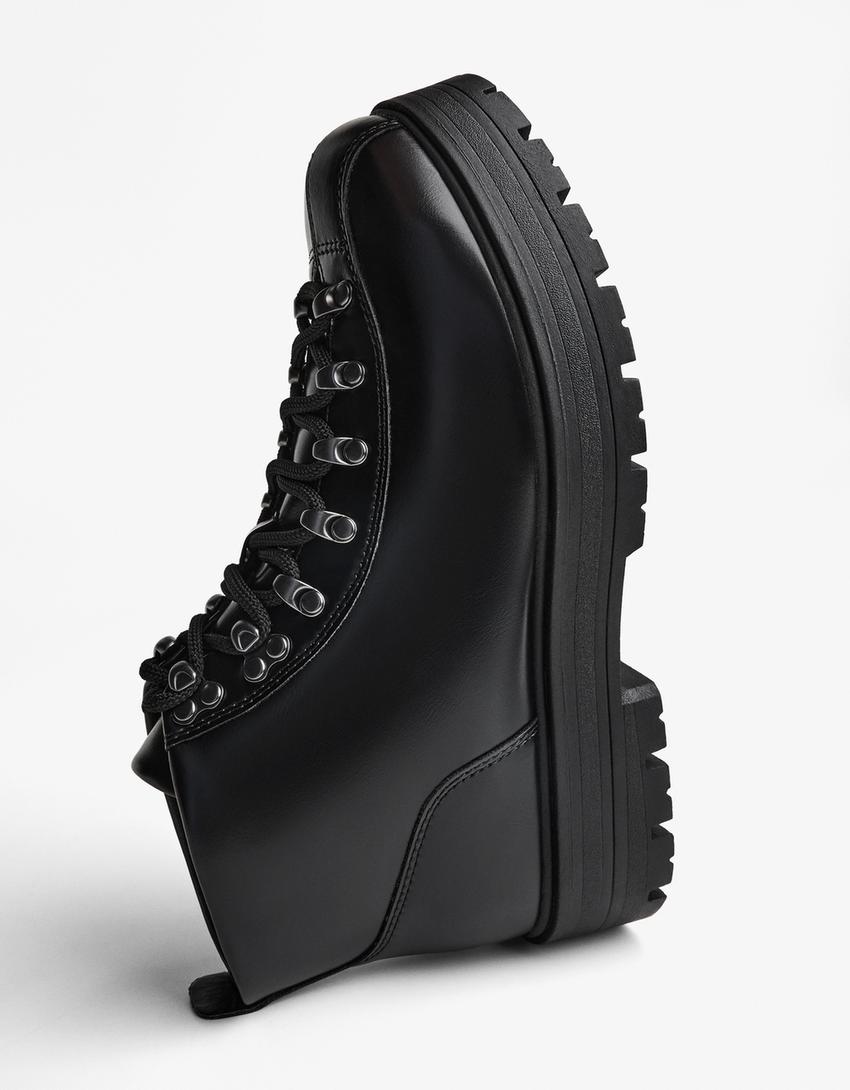 Bota detalhes metálicos-Preto
