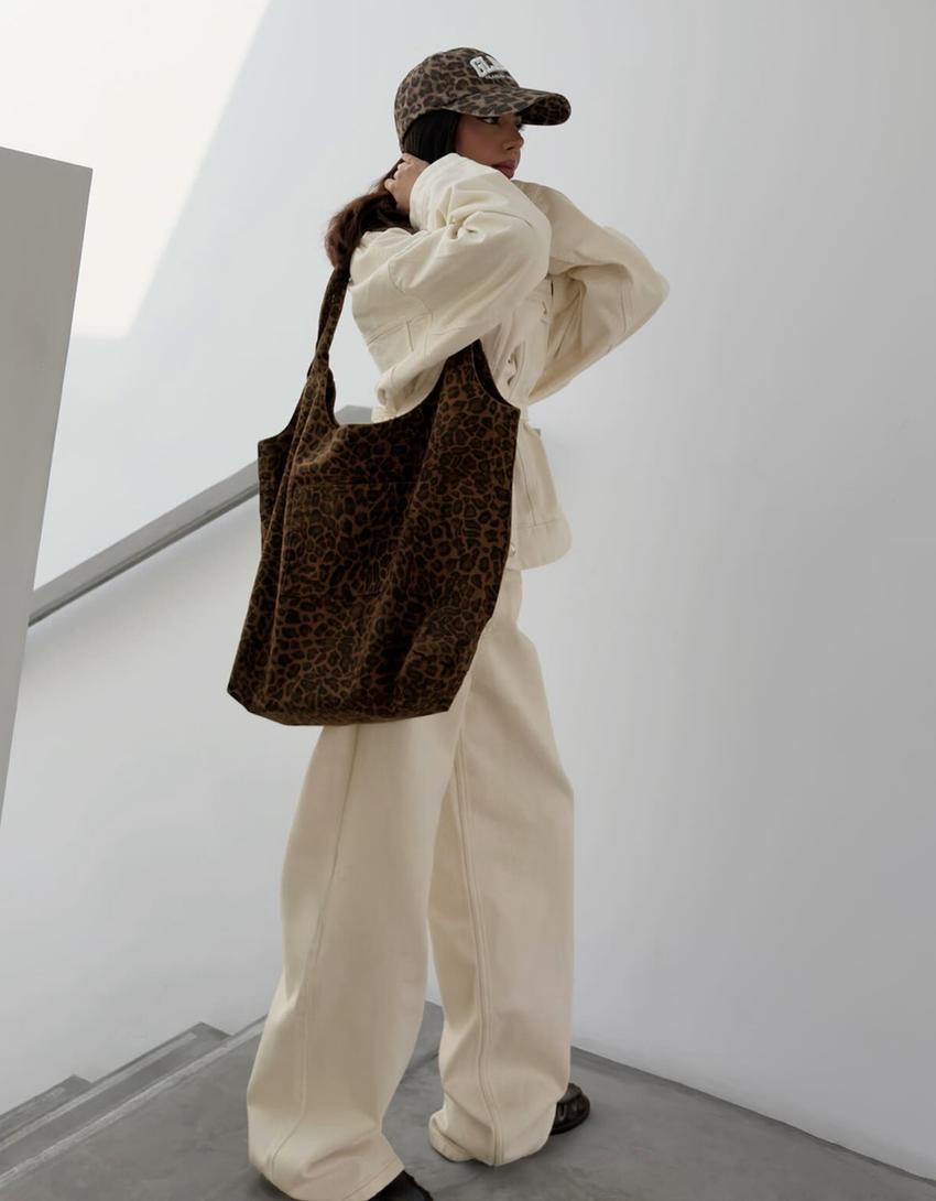 حقيبة بطبعة حيوانية-بني