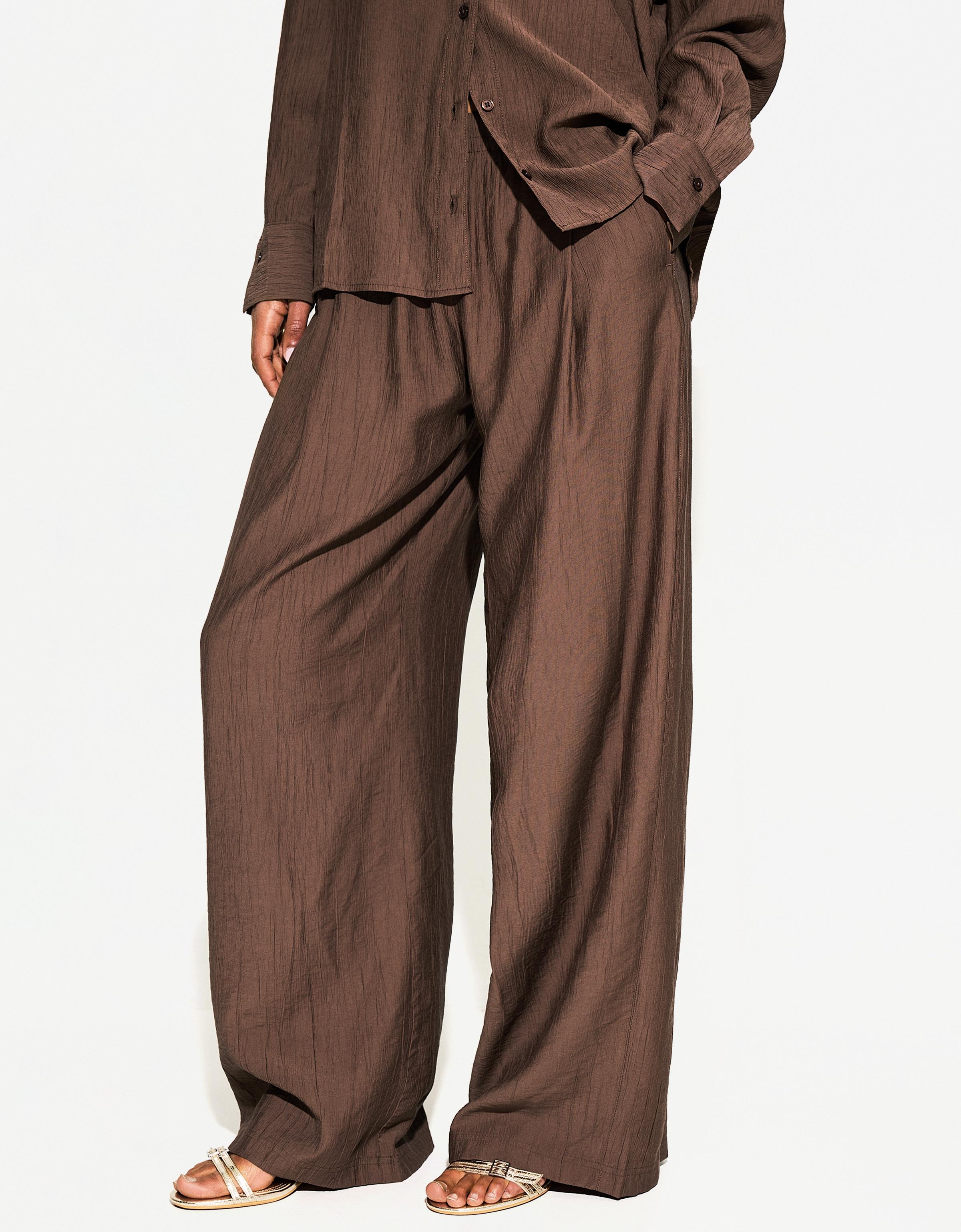 Flowing wide-leg textured trousers with drawstring — Brown