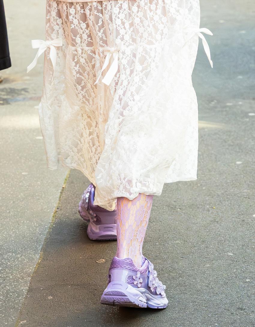 Sportschuh Blumenmuster out of core Damen Bershka