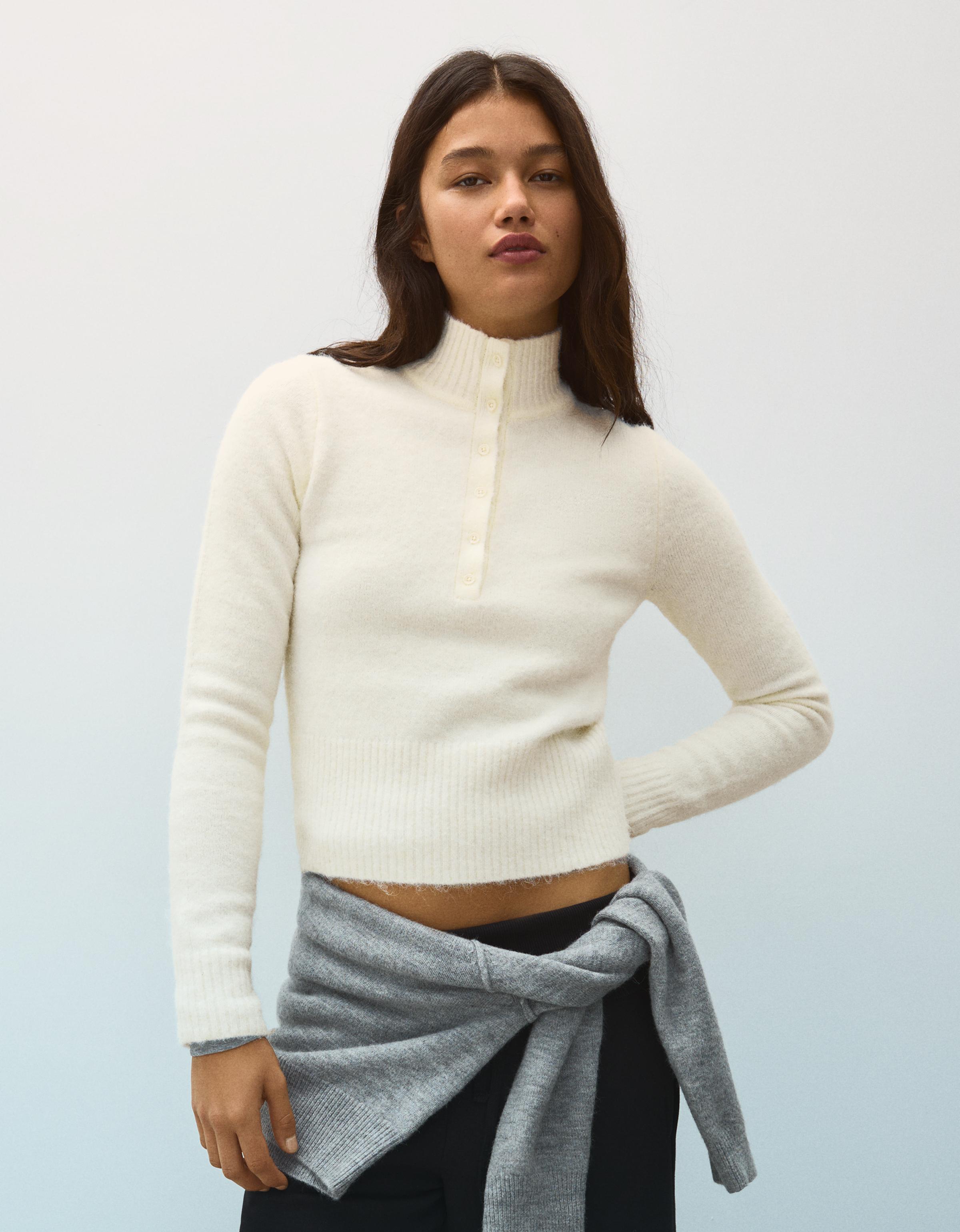 Bershka Sweter Z Półgolfem I Guzikami Kobieta Kremowy
