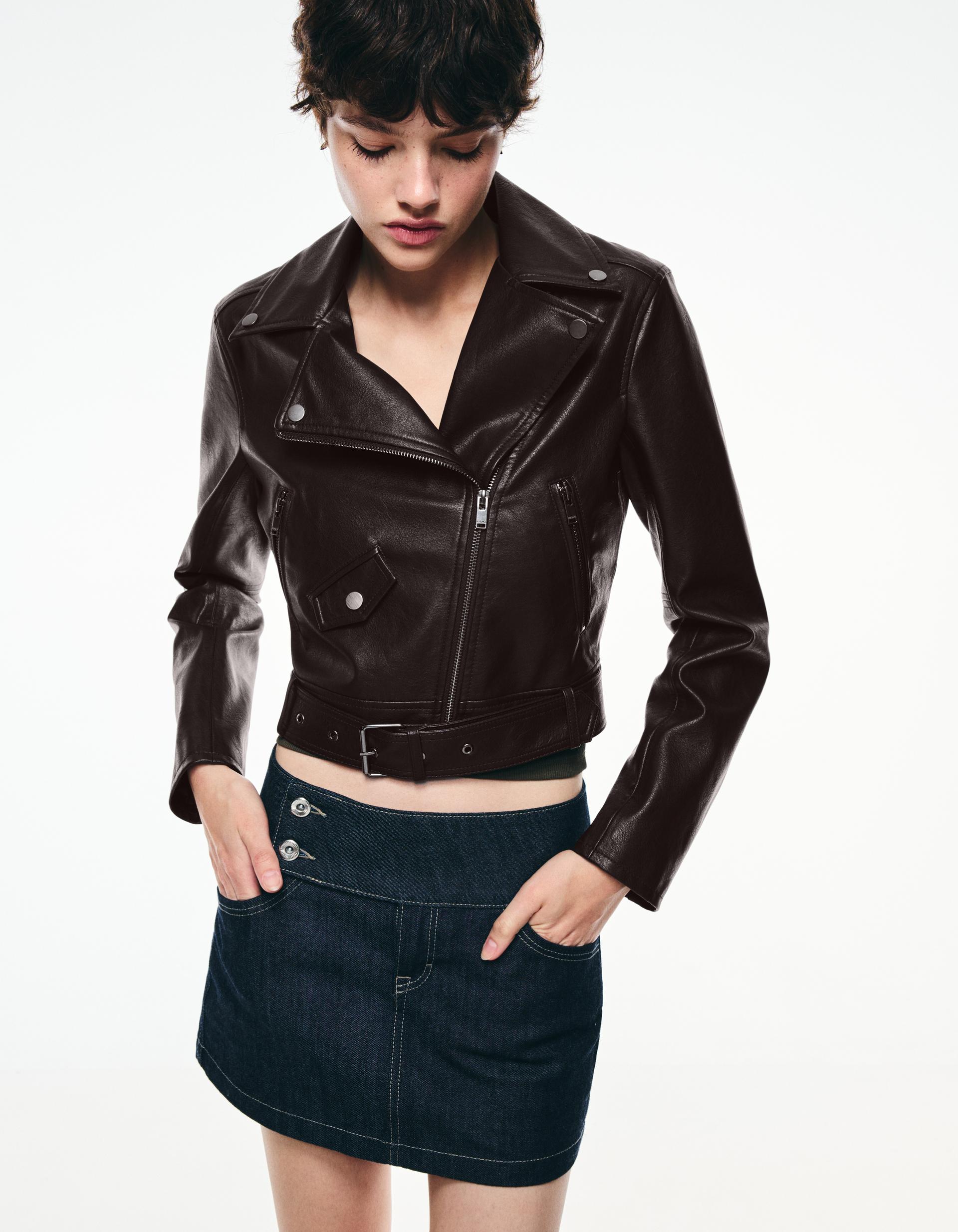 Cazadora biker efecto piel Chamarras y trench Mujer Bershka