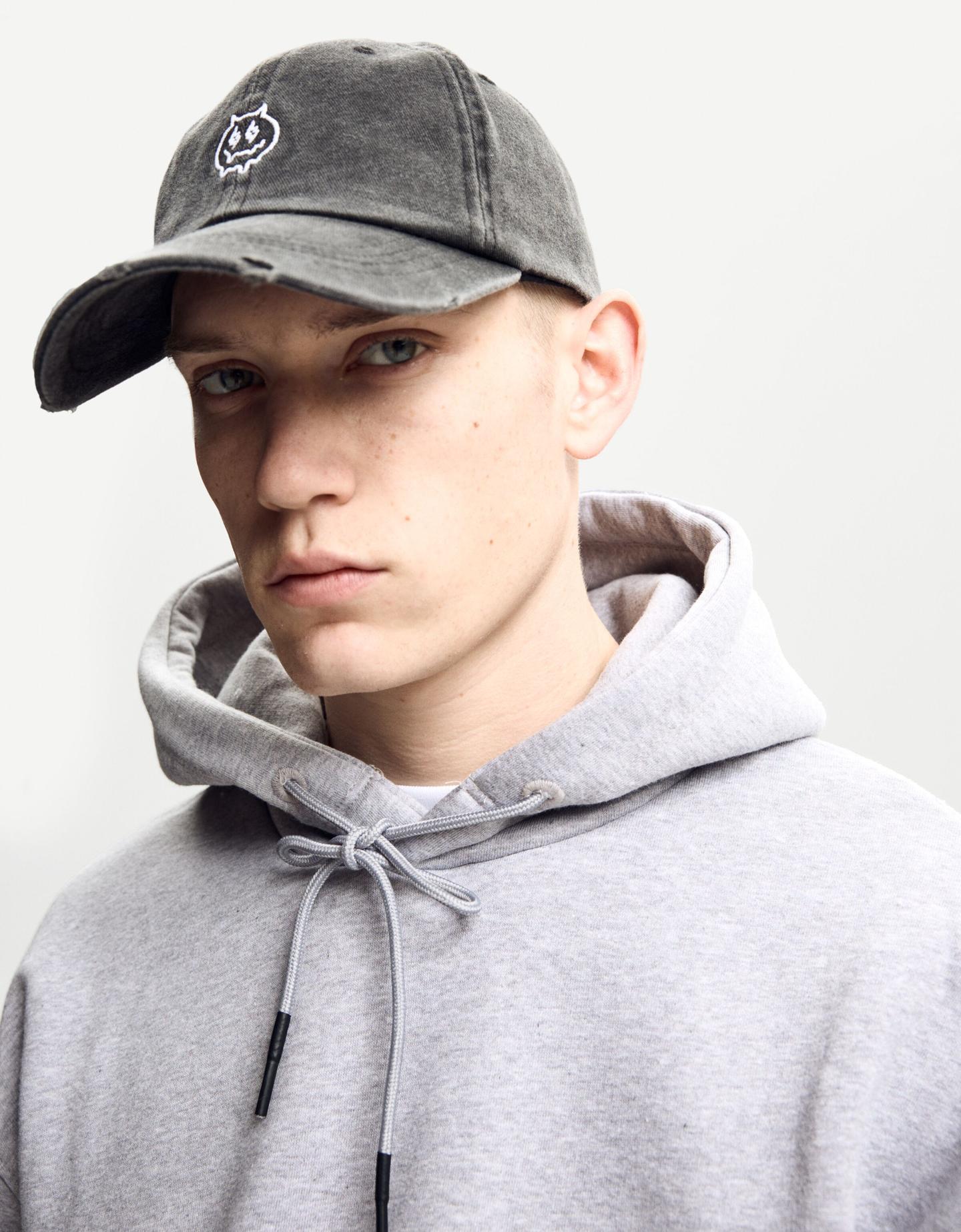 Bershka czapka z przetarciami i haftem czarny
