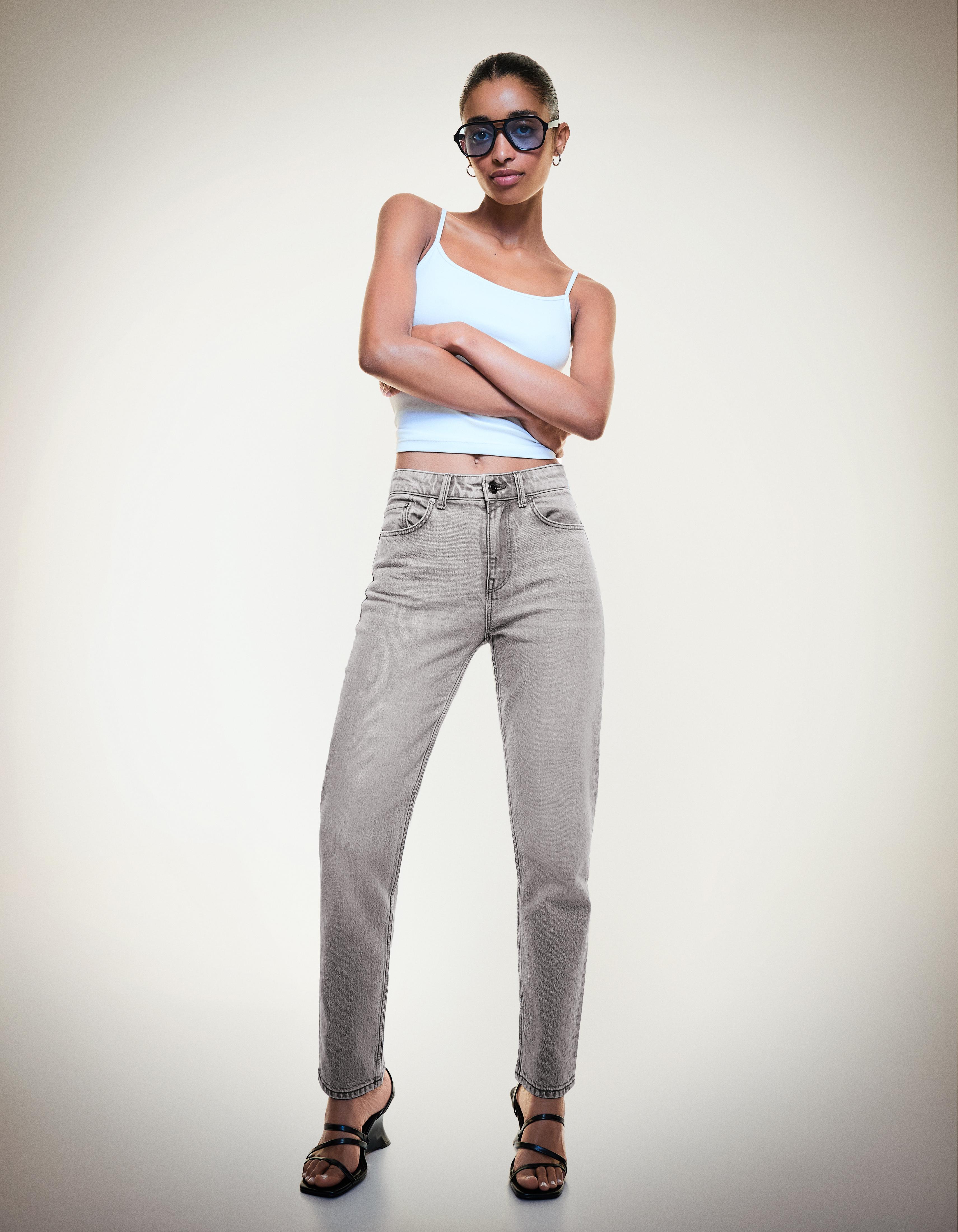 Bershka Komfort High-Rise Mom-Fit Jeans Damen 40 Grau