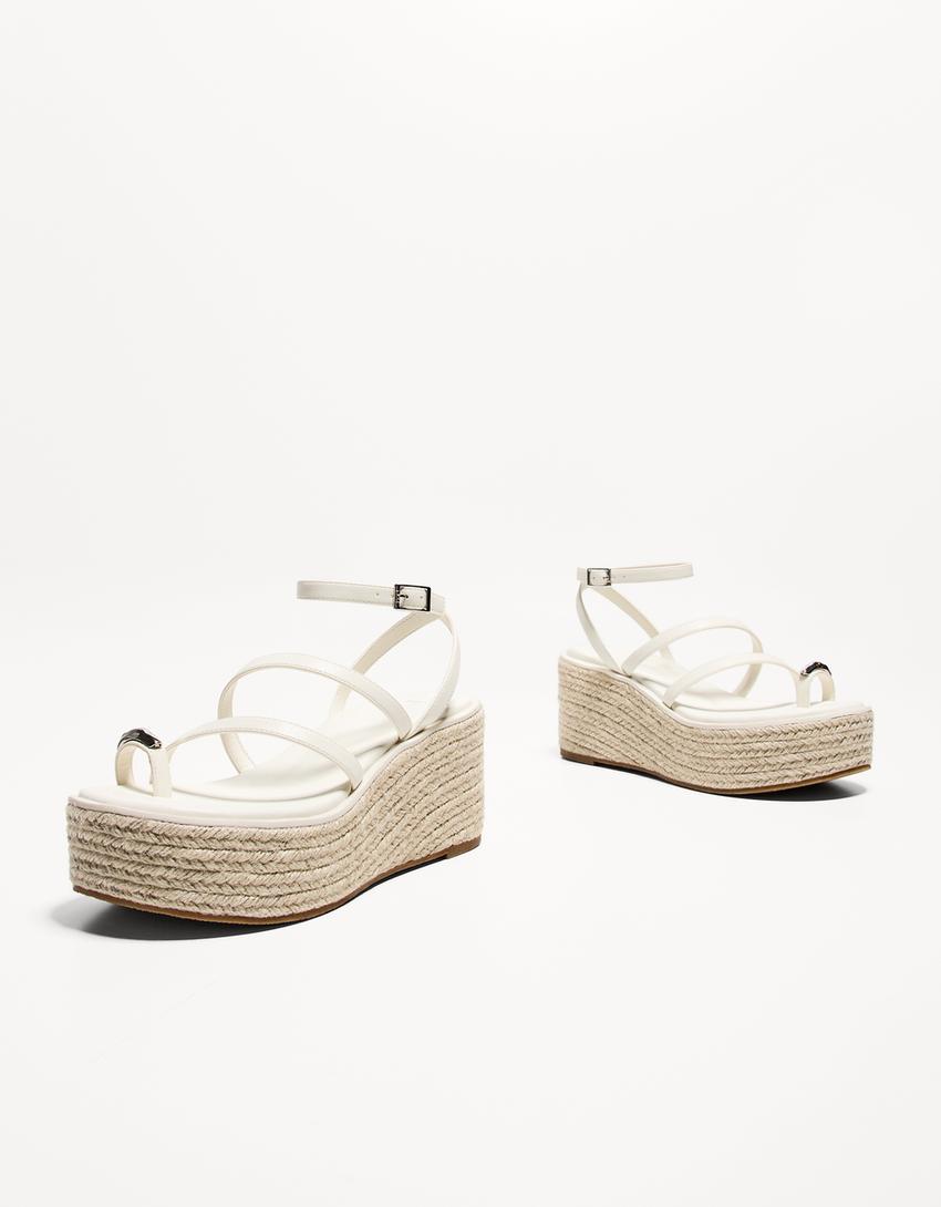 صندل بنعل عالٍ من الخيش-أبيض