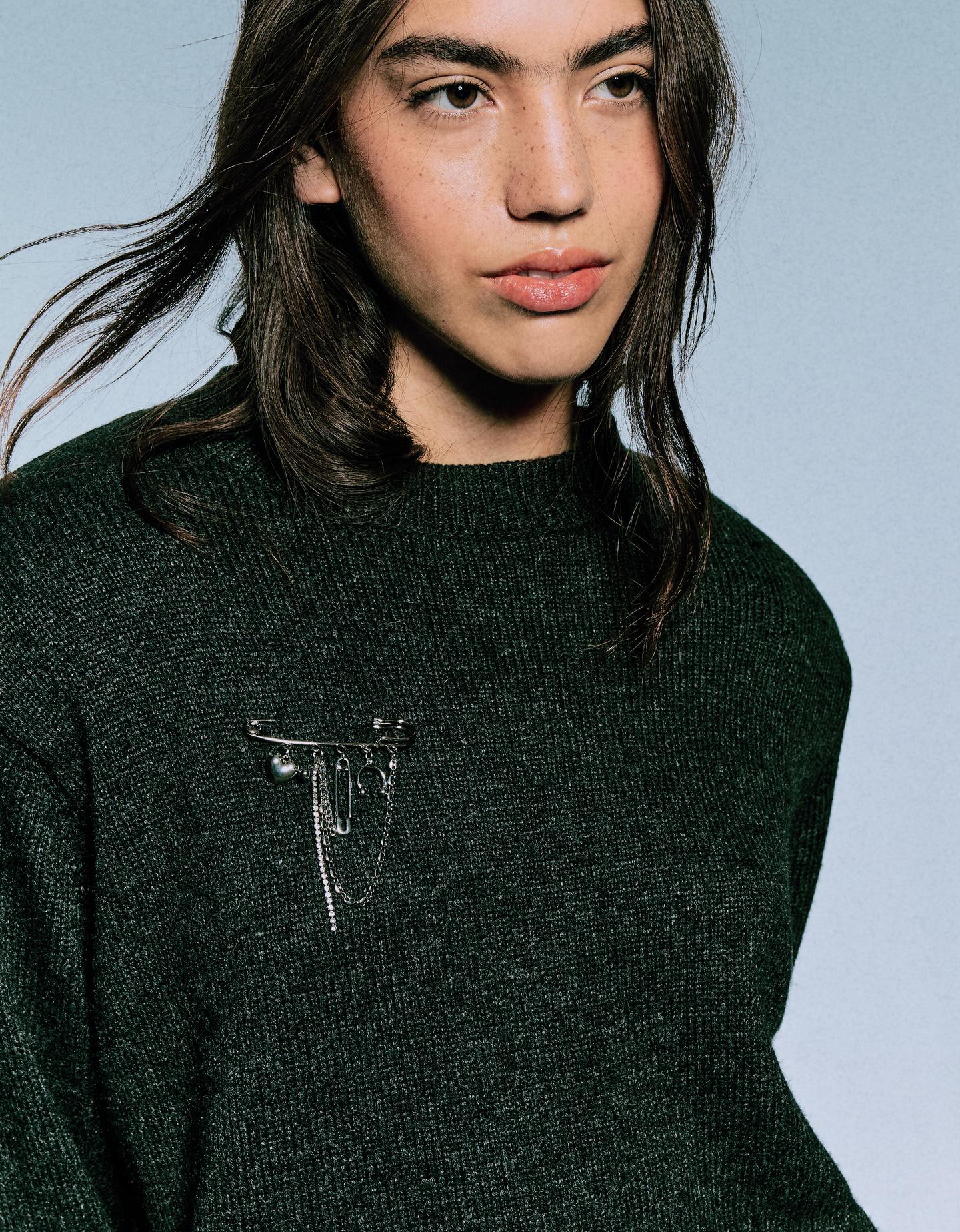 Bershka agrafka piercing z edycji signature srebrny