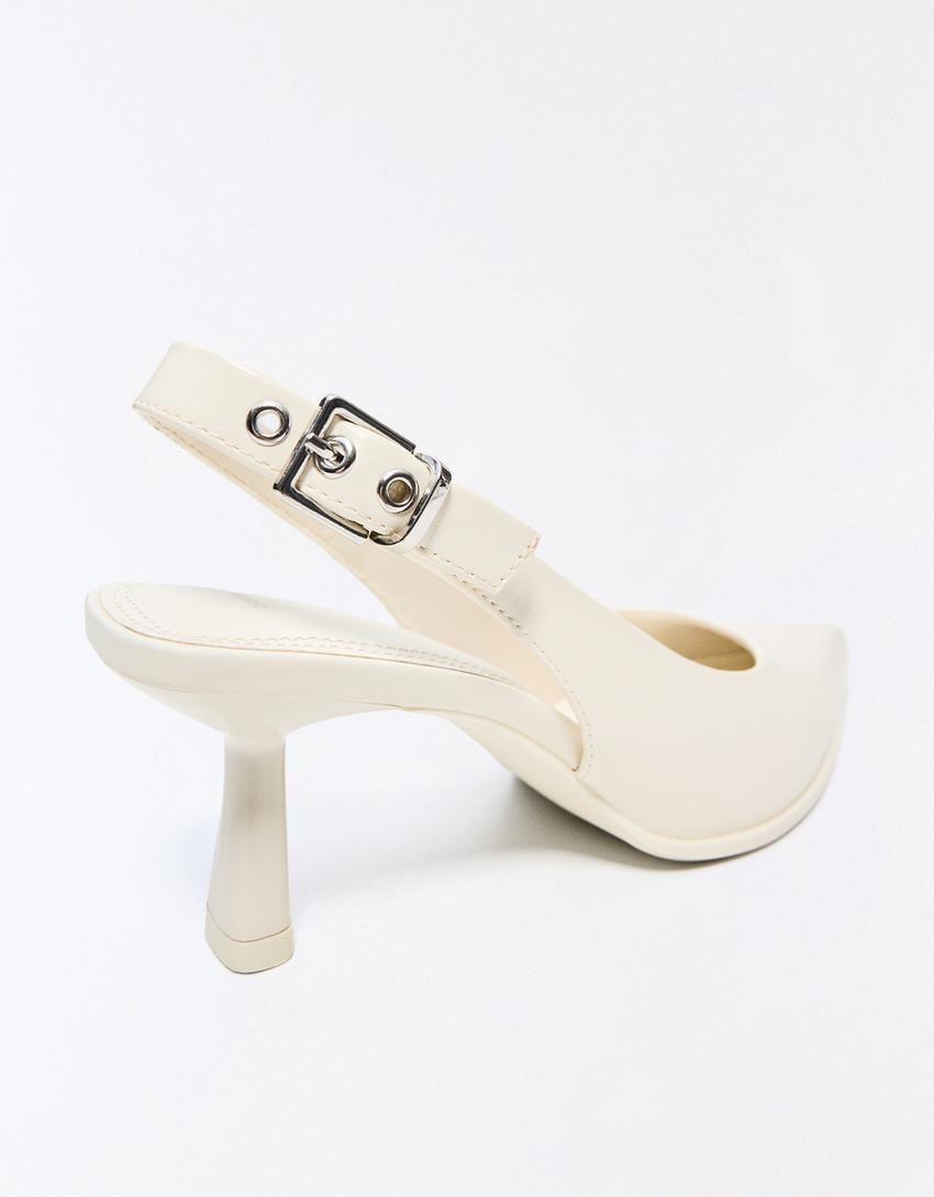 Chaussures à talon kitten heel ouvertes à l'arrière-Écru