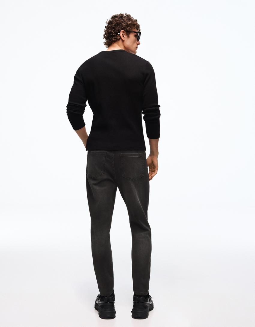 Karottenhose mit Rissen-Schwarz