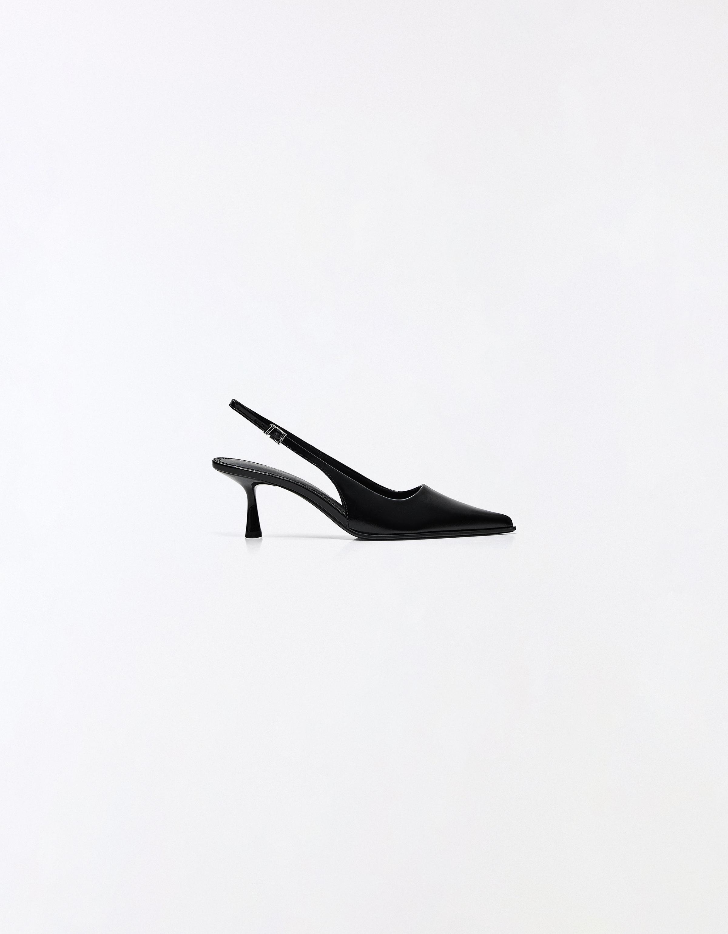 HEELED SHOES WITH BUCKLE DETAIL — BLACK