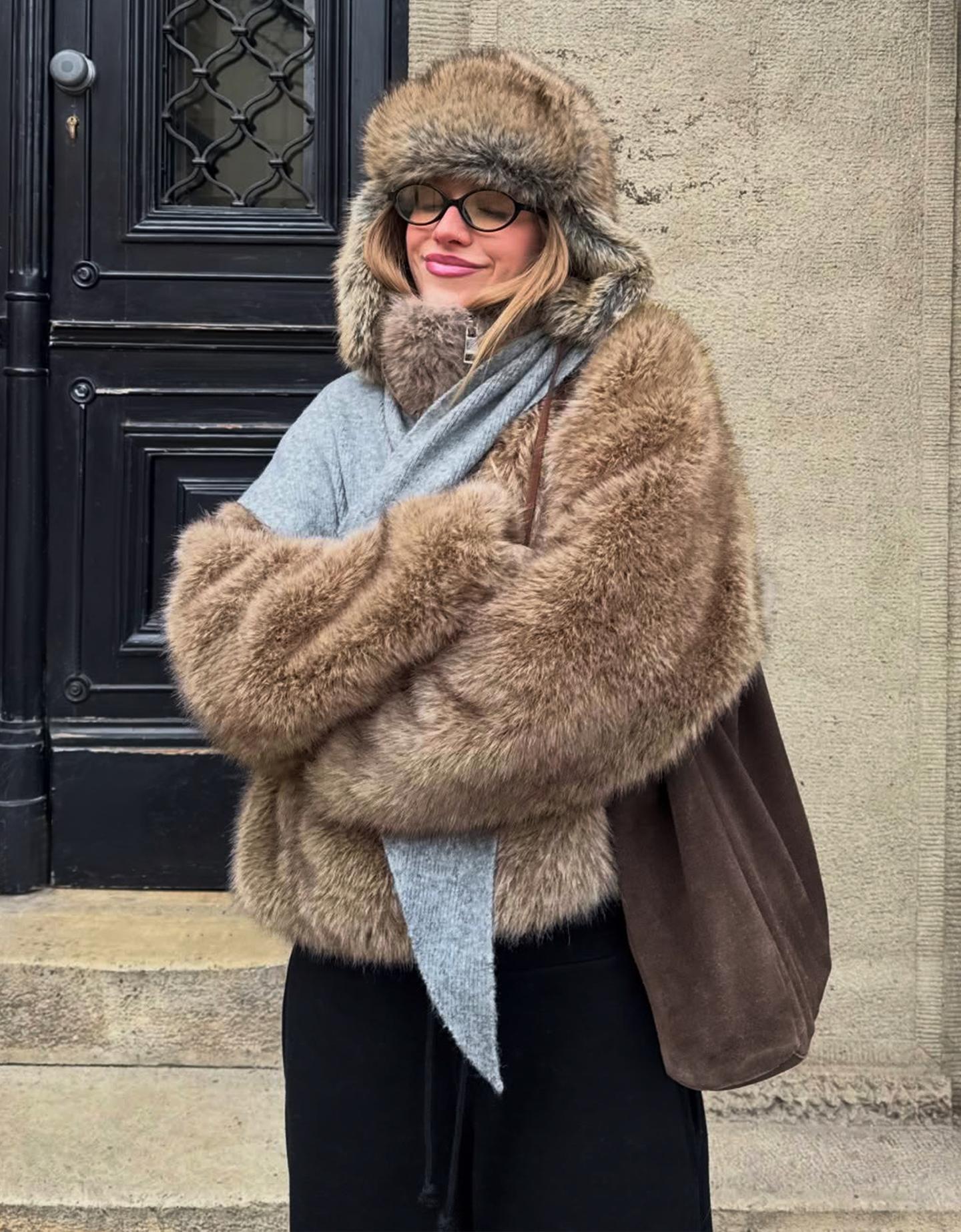 Bershka kurtka ze sztucznego futerka ciemnobeżowy