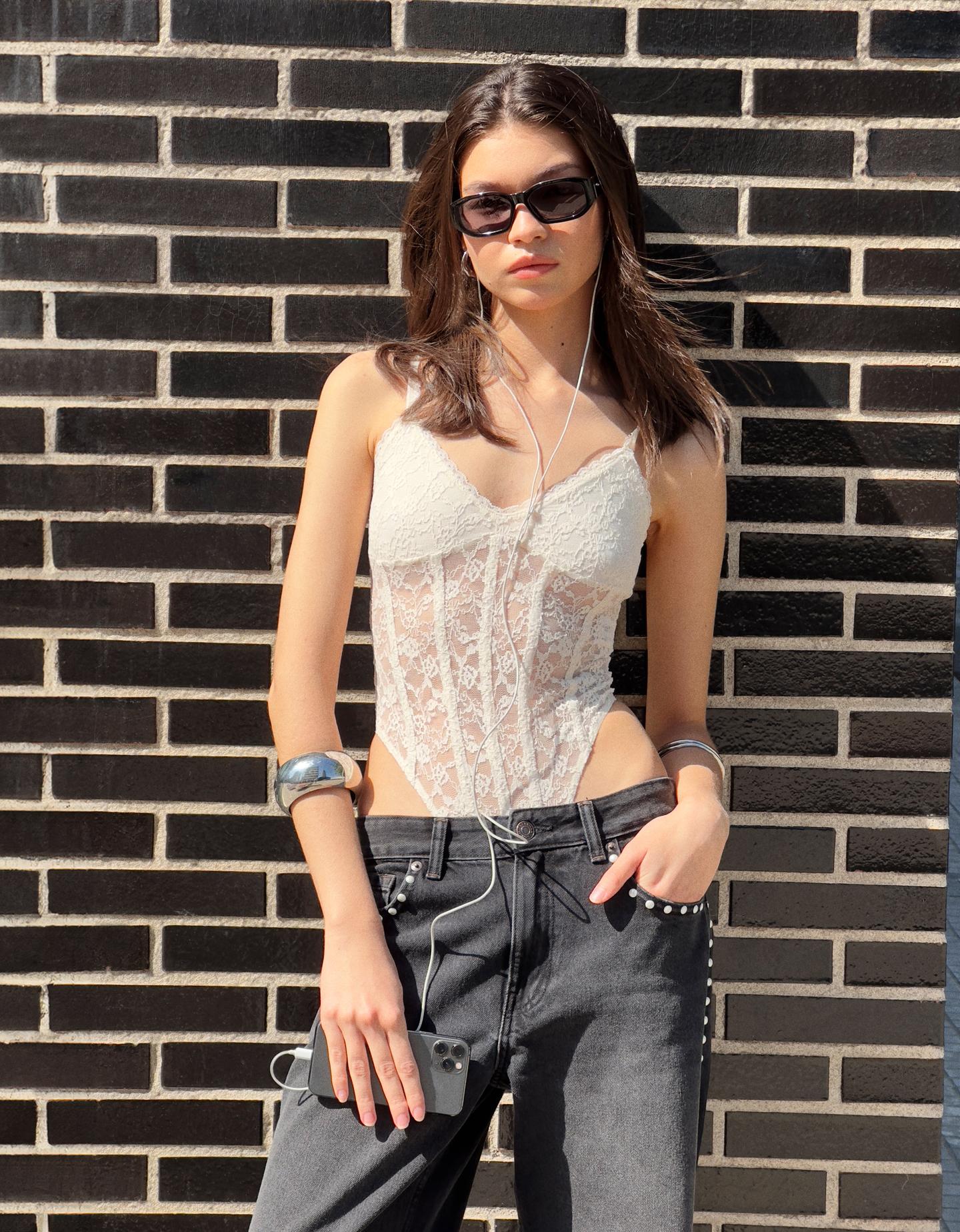 Bershka body na ramiączkach z koronką blonda kremowy