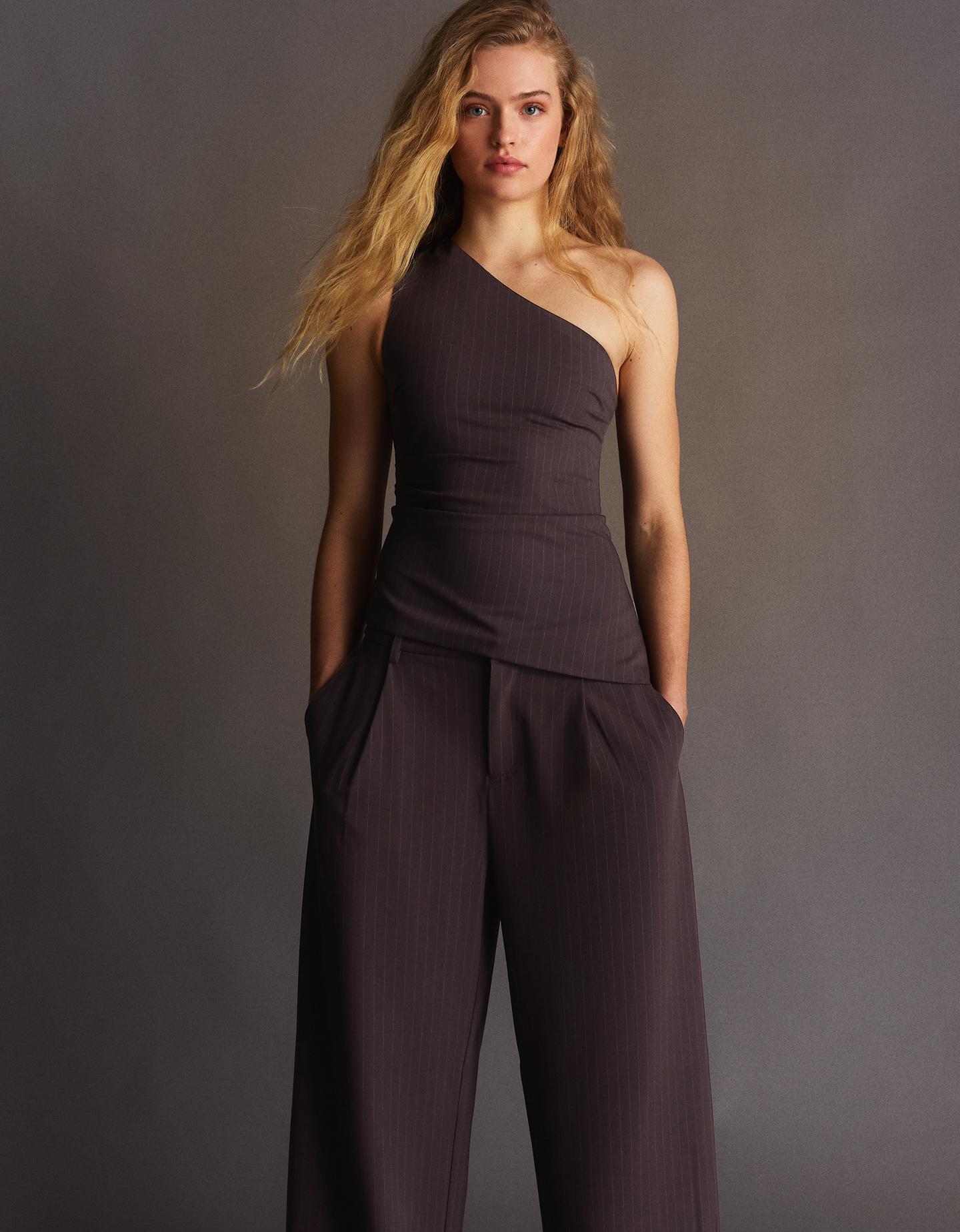 Bershka asymetryczny top brązowy