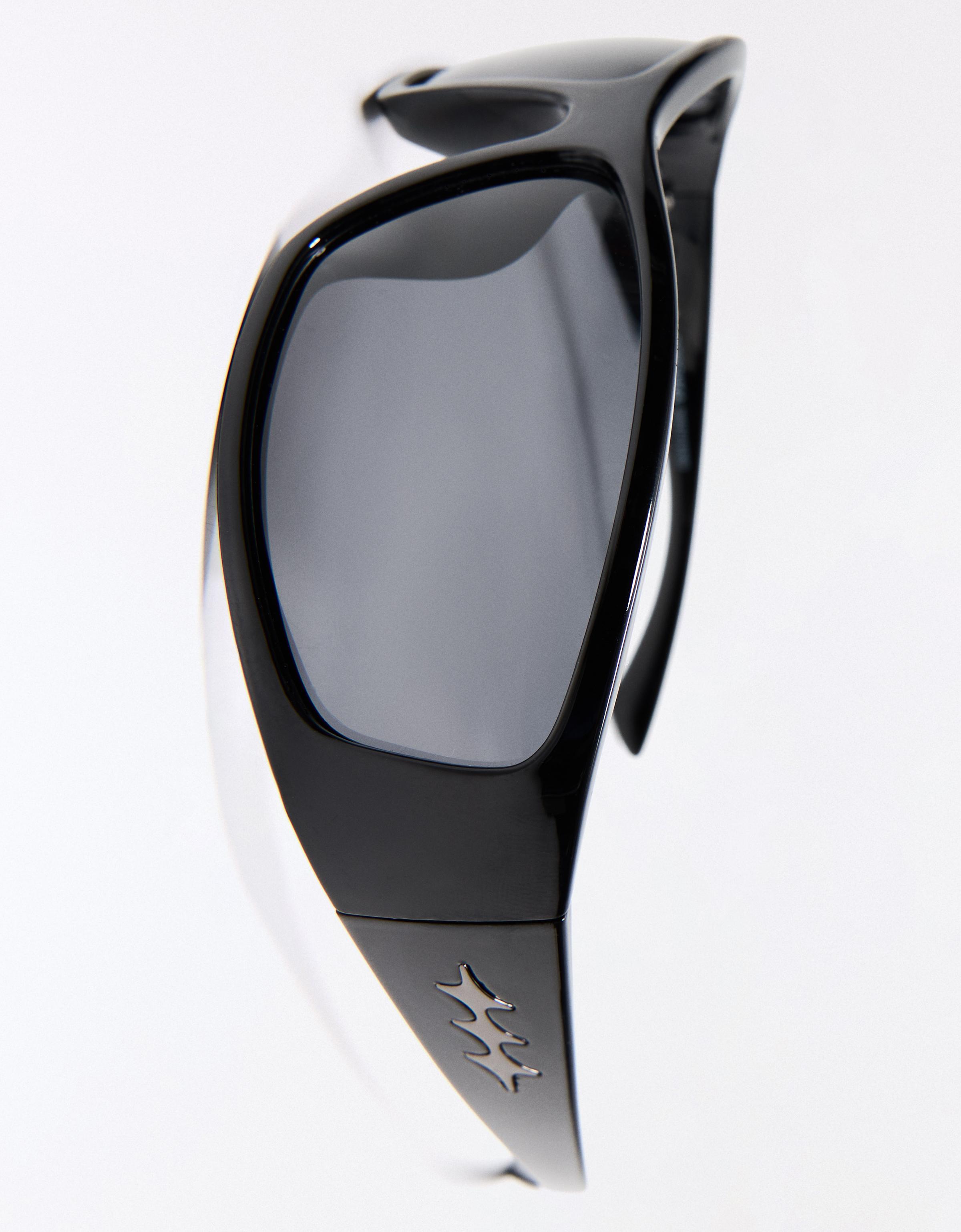 Sport sunglasses — Black