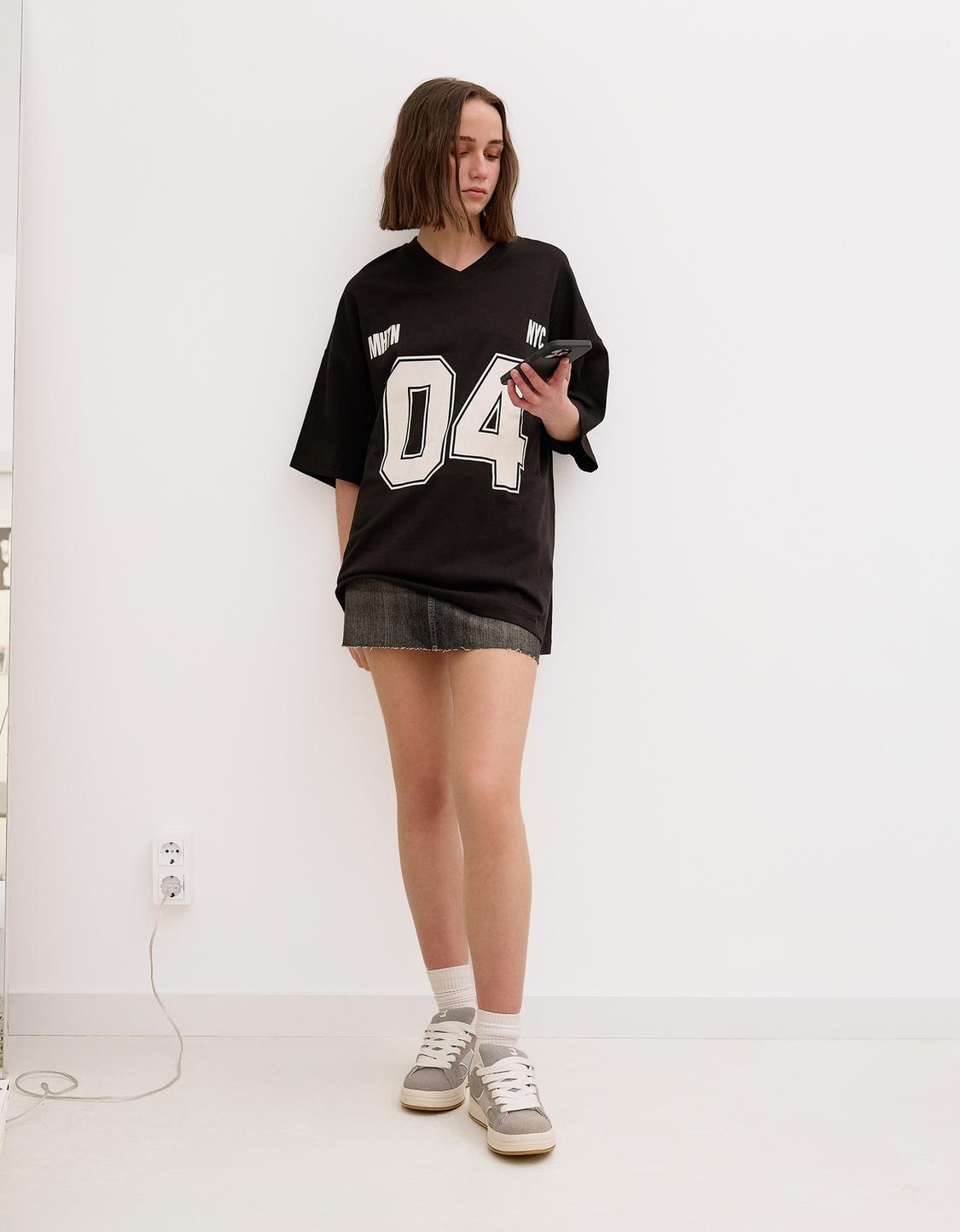 Printed short sleeve V-neck T-shirt