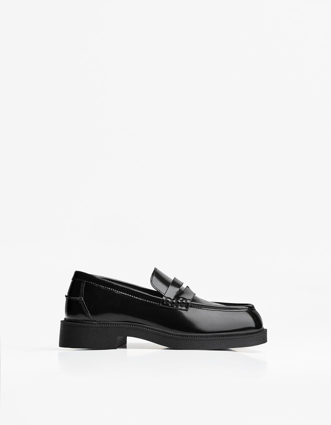 Loafers with square toe