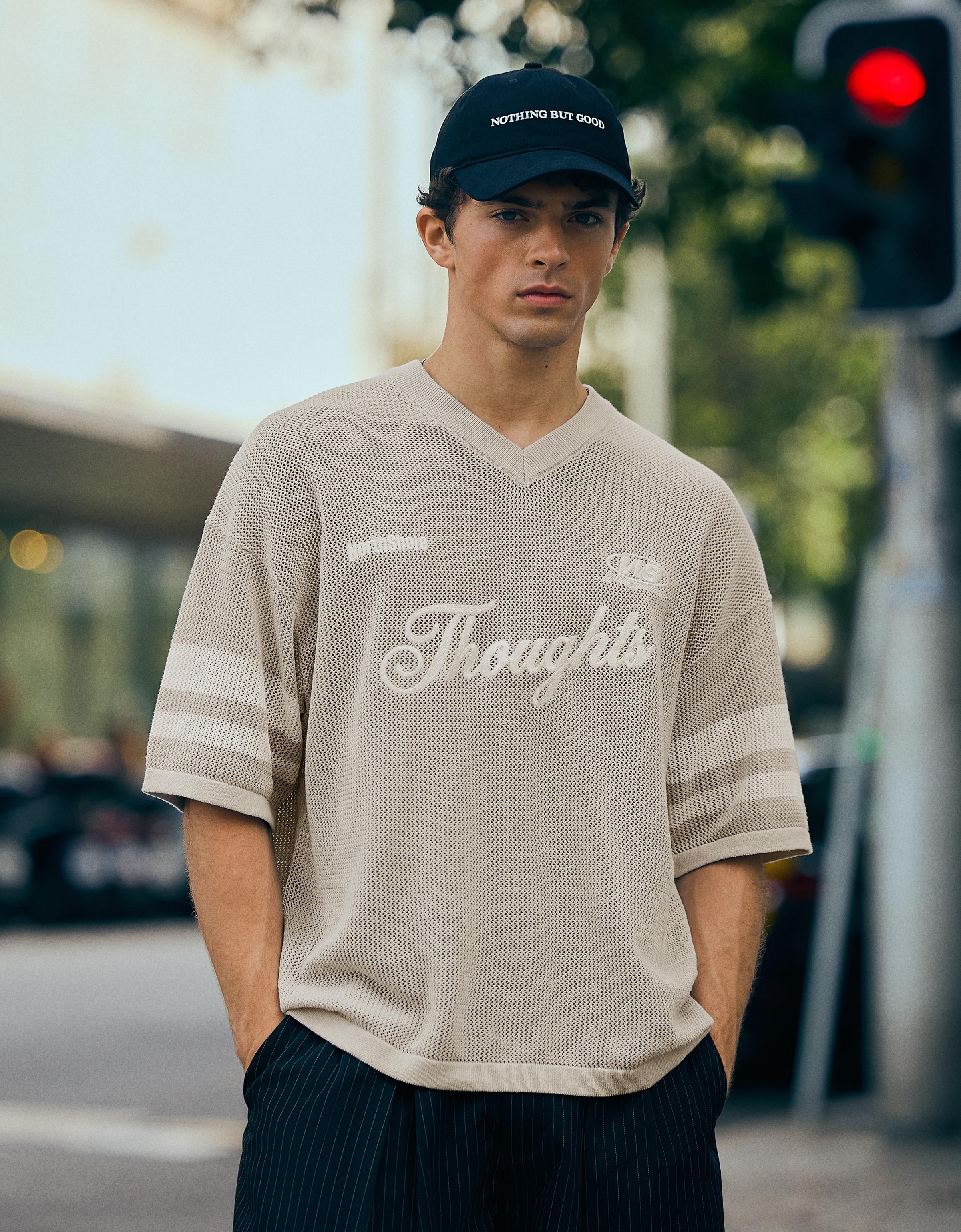 Bershka Camiseta Cuello Pico Mesh Bordado Hombre Gris