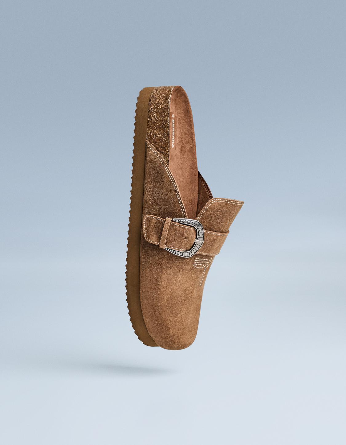 Embroidered clogs with buckle