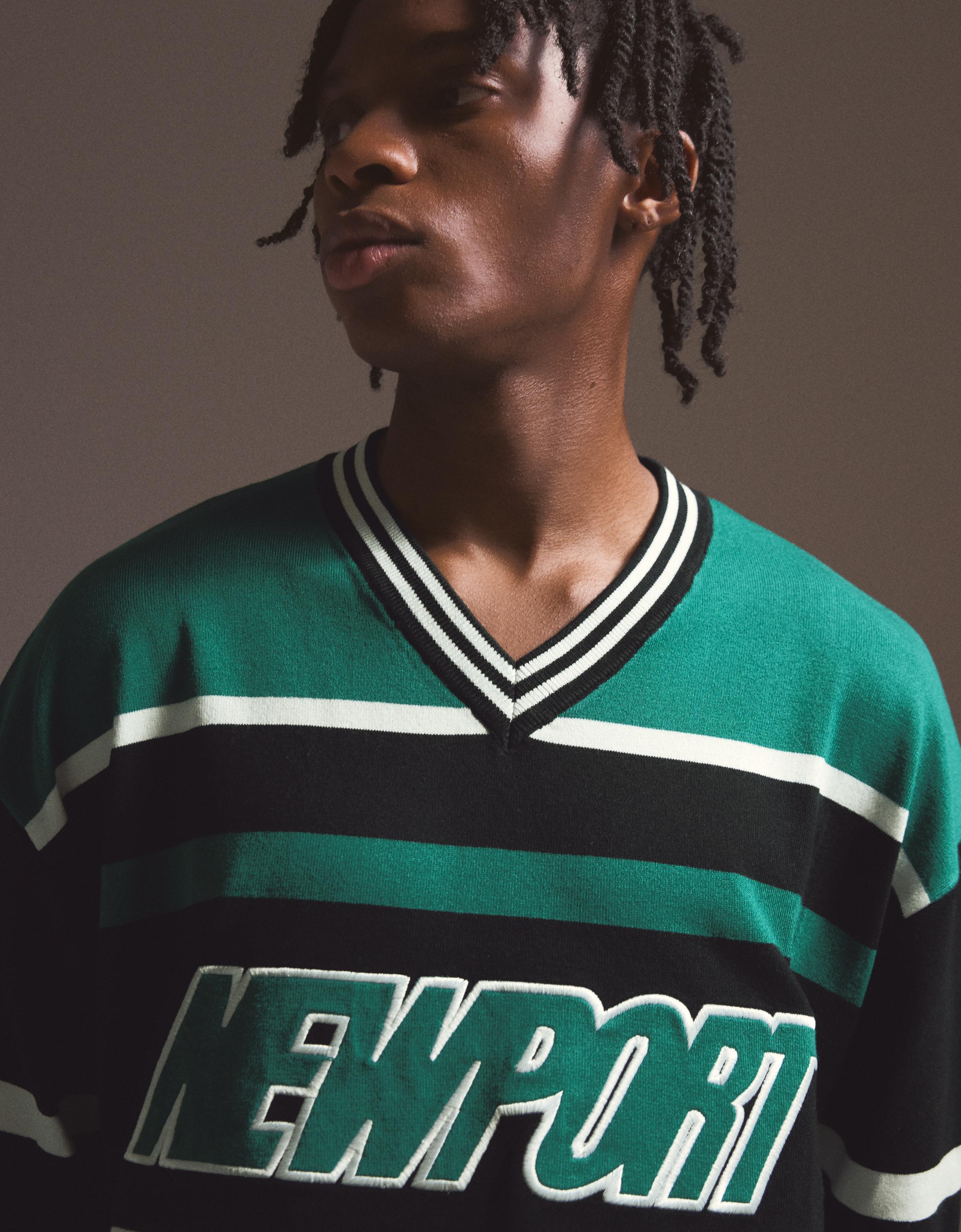 V-neck T-shirt with patch — Green