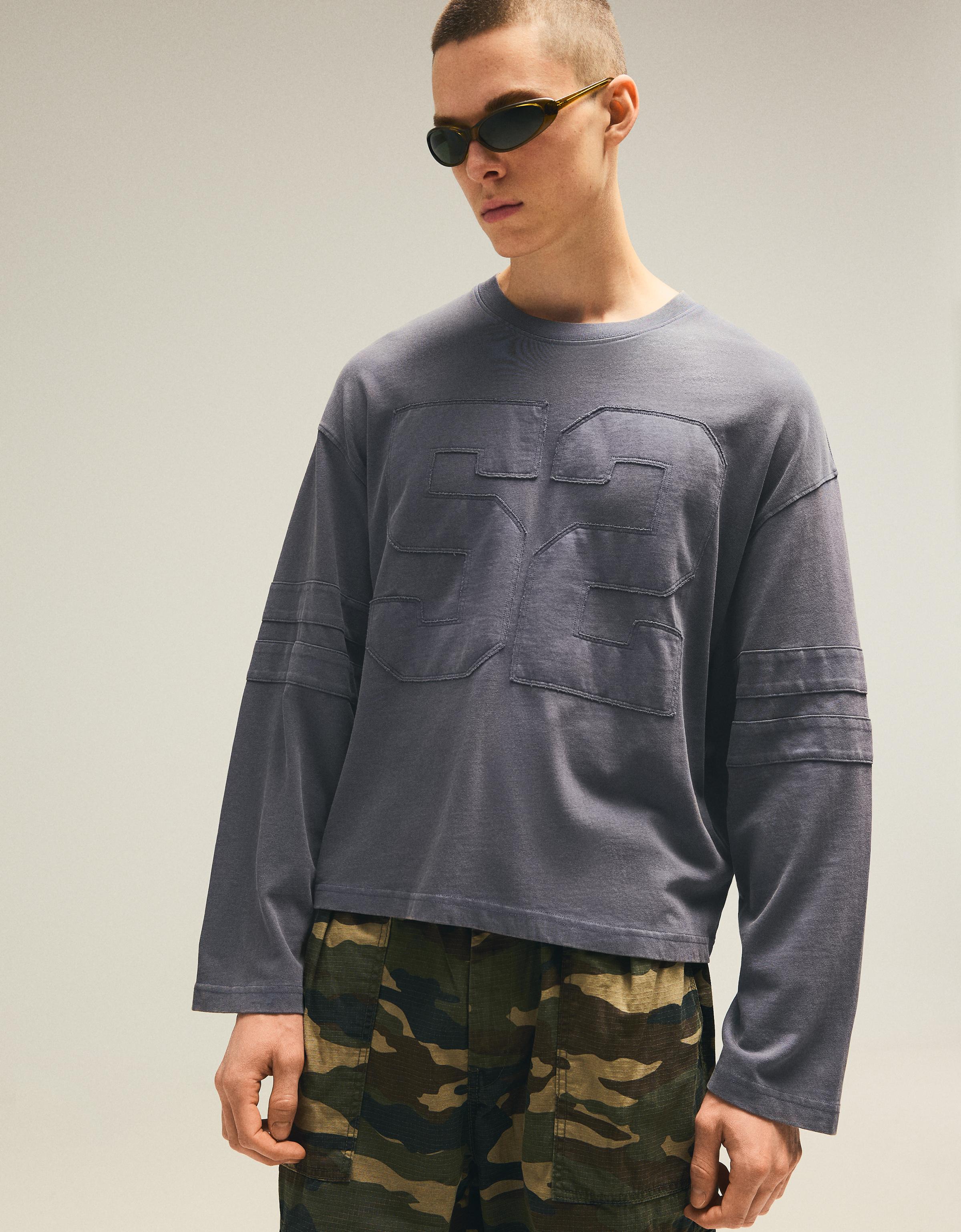 Bershka Koszulka Z Długim Rękawem I Nadrukiem Mężczyzna Ciemnoszary