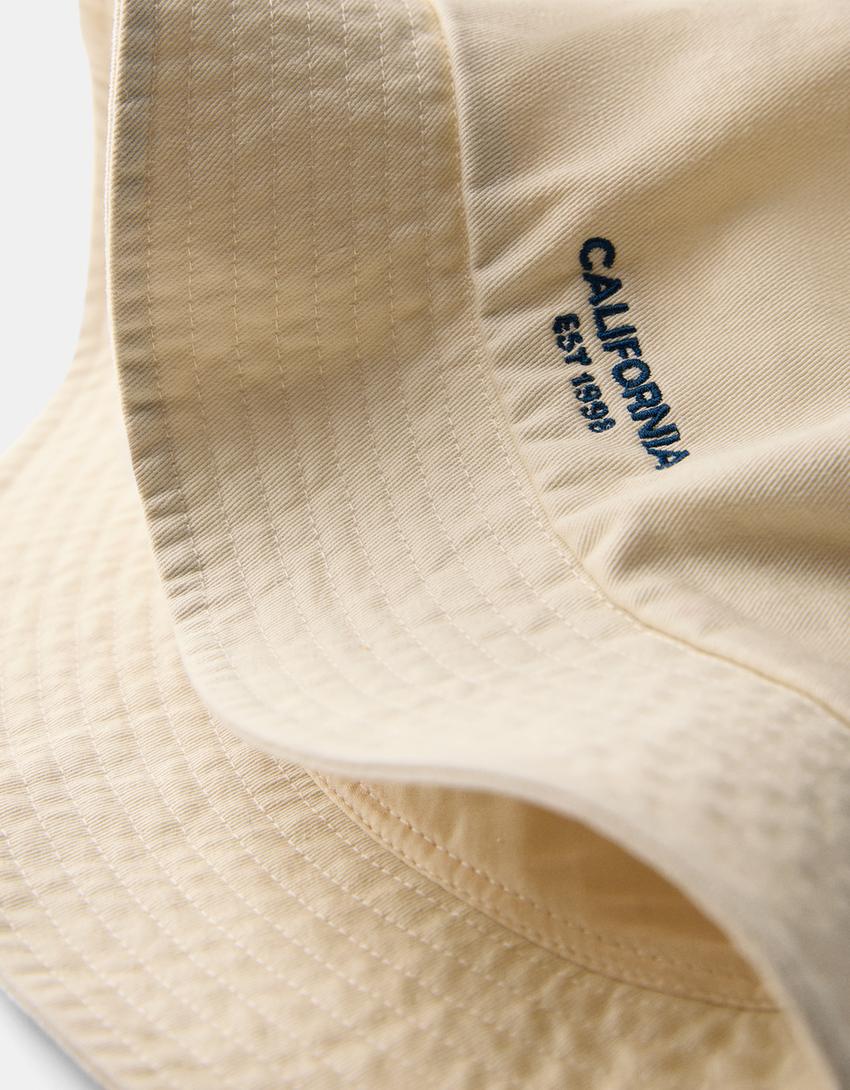 قبعة دلو مطرزة-كريمي-2