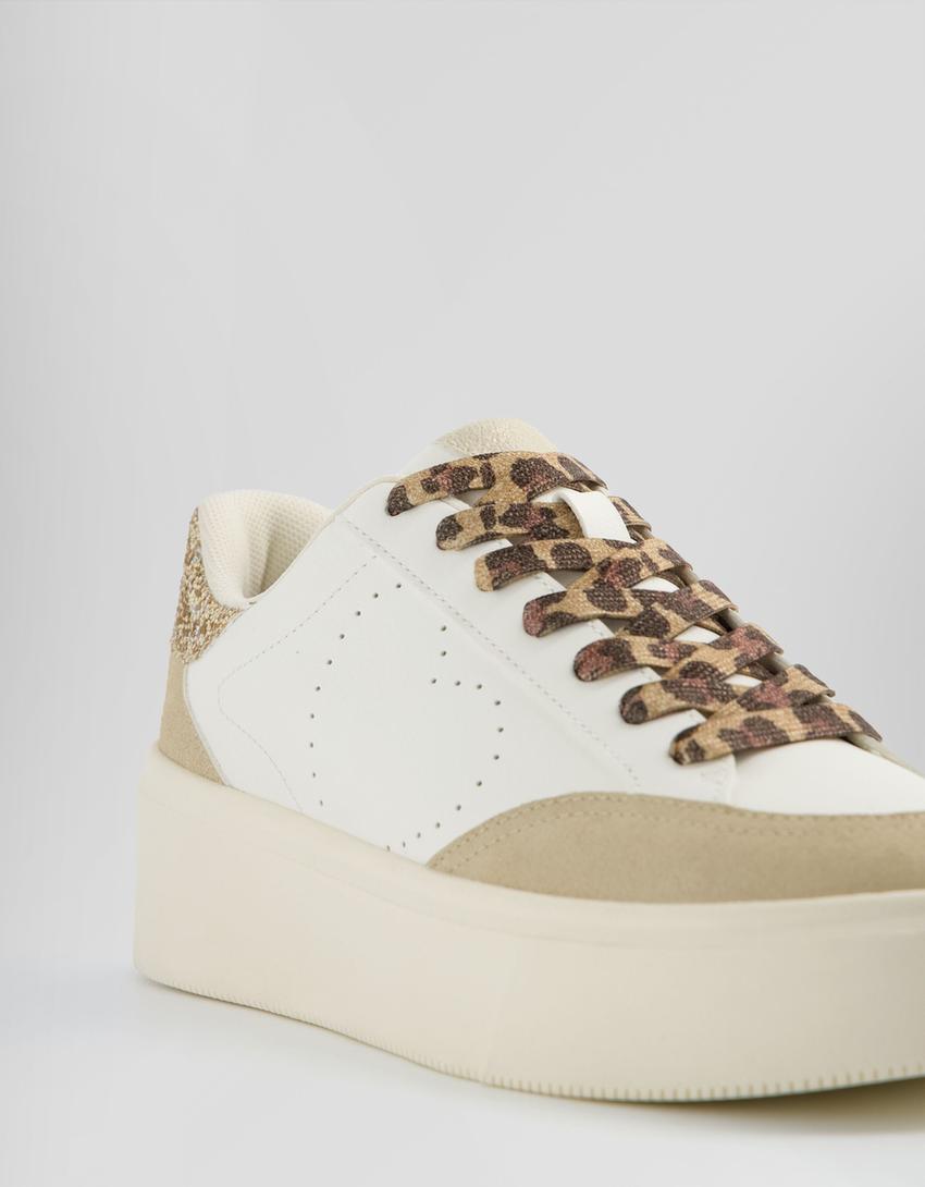 حذاء رياضي بطبعة حيوانية وتفصيل غليتر-أبيض