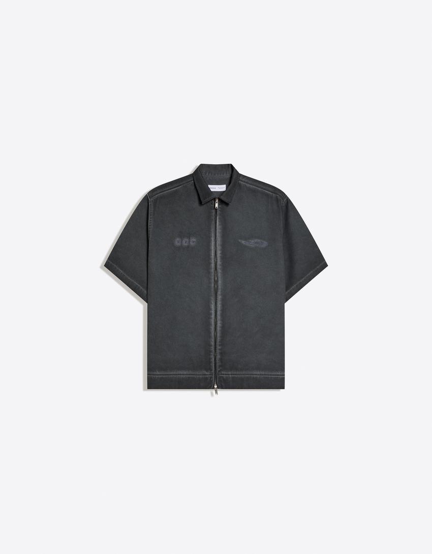 Camisa manga corta boxy bordado OUT OF CORE-Gris oscuro