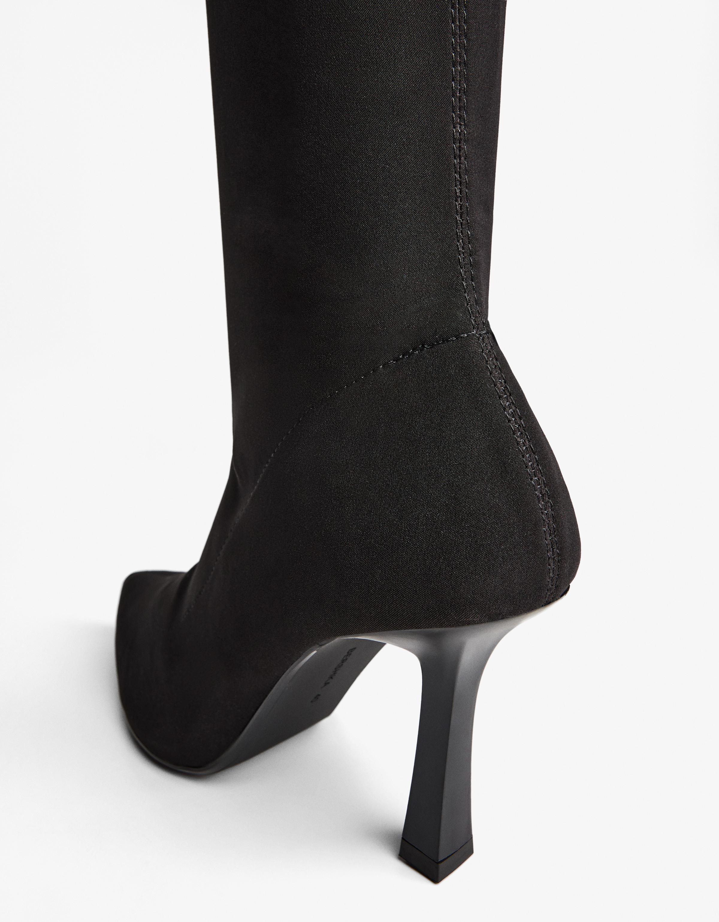 Fitted heeled boots — BLACK