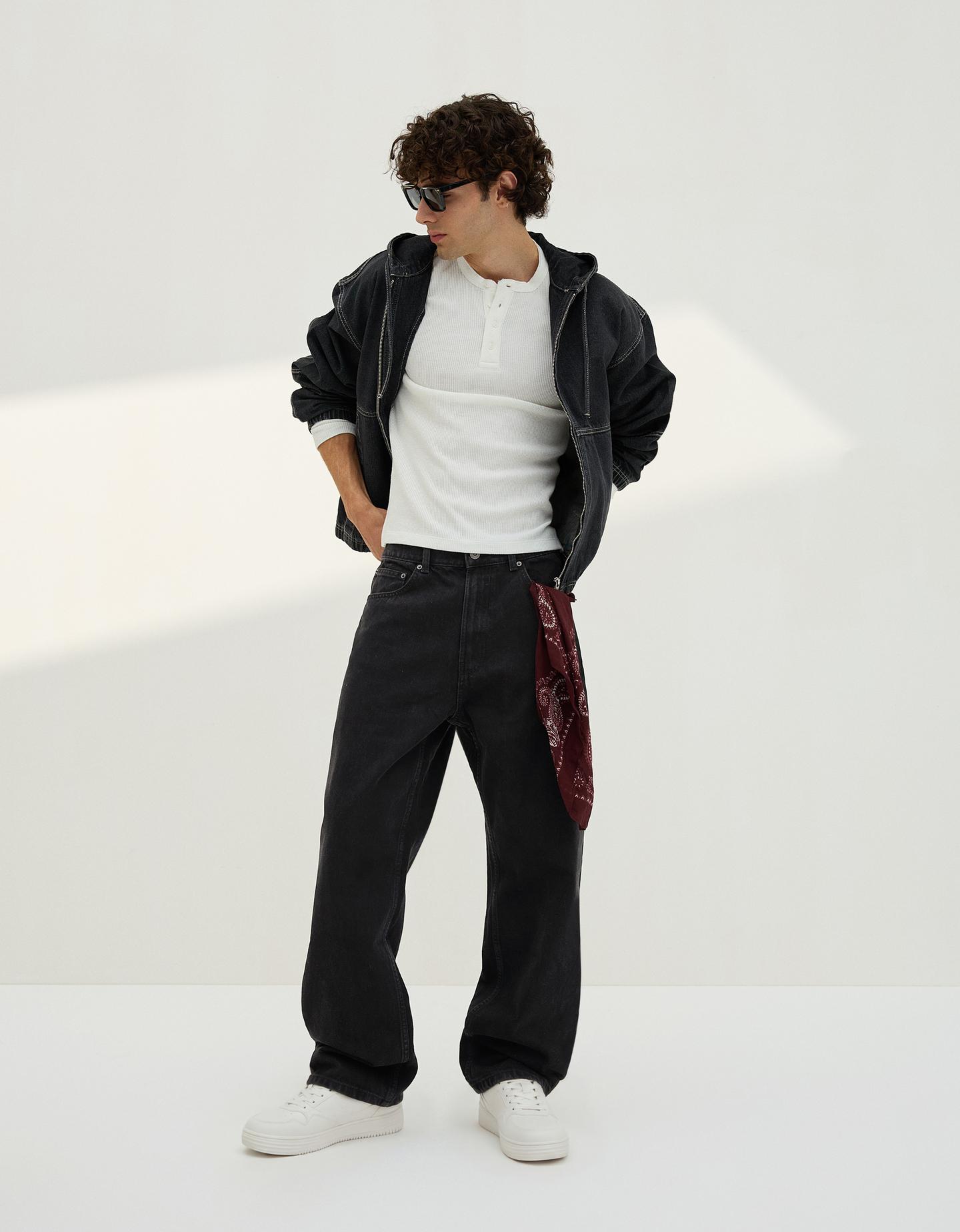 Bershka jeansy o kroju baggy czarny