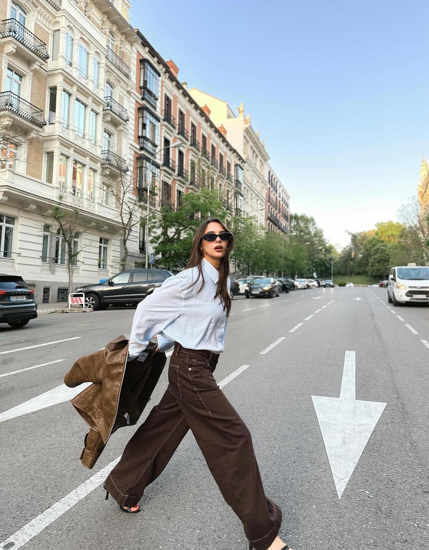 Bershka krótkie jeansy wide leg brązowy