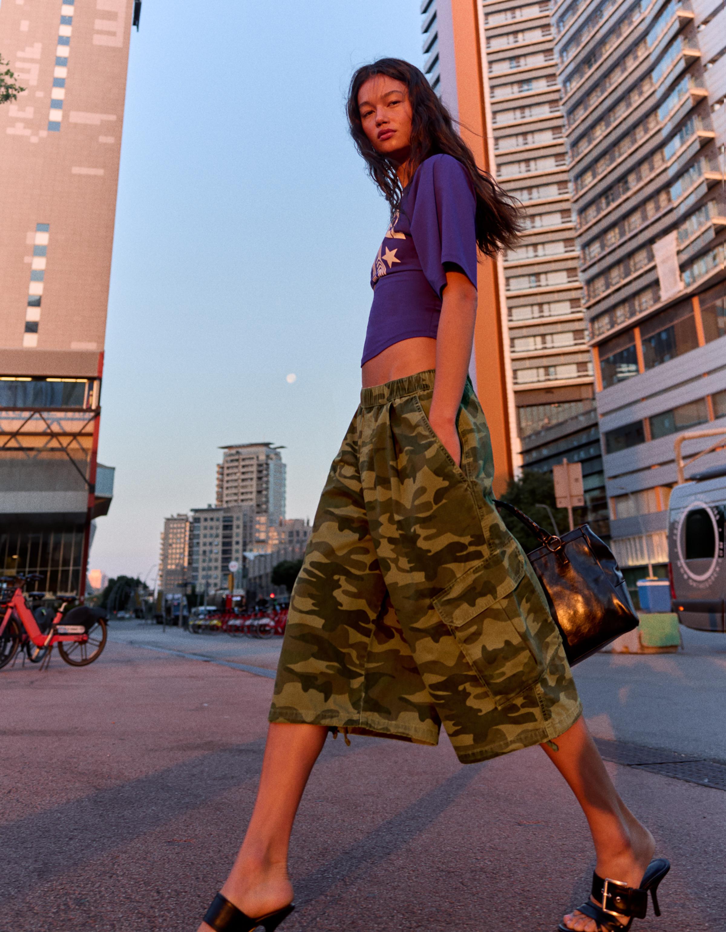Bershka Baskılı kargo bermuda görsel 7