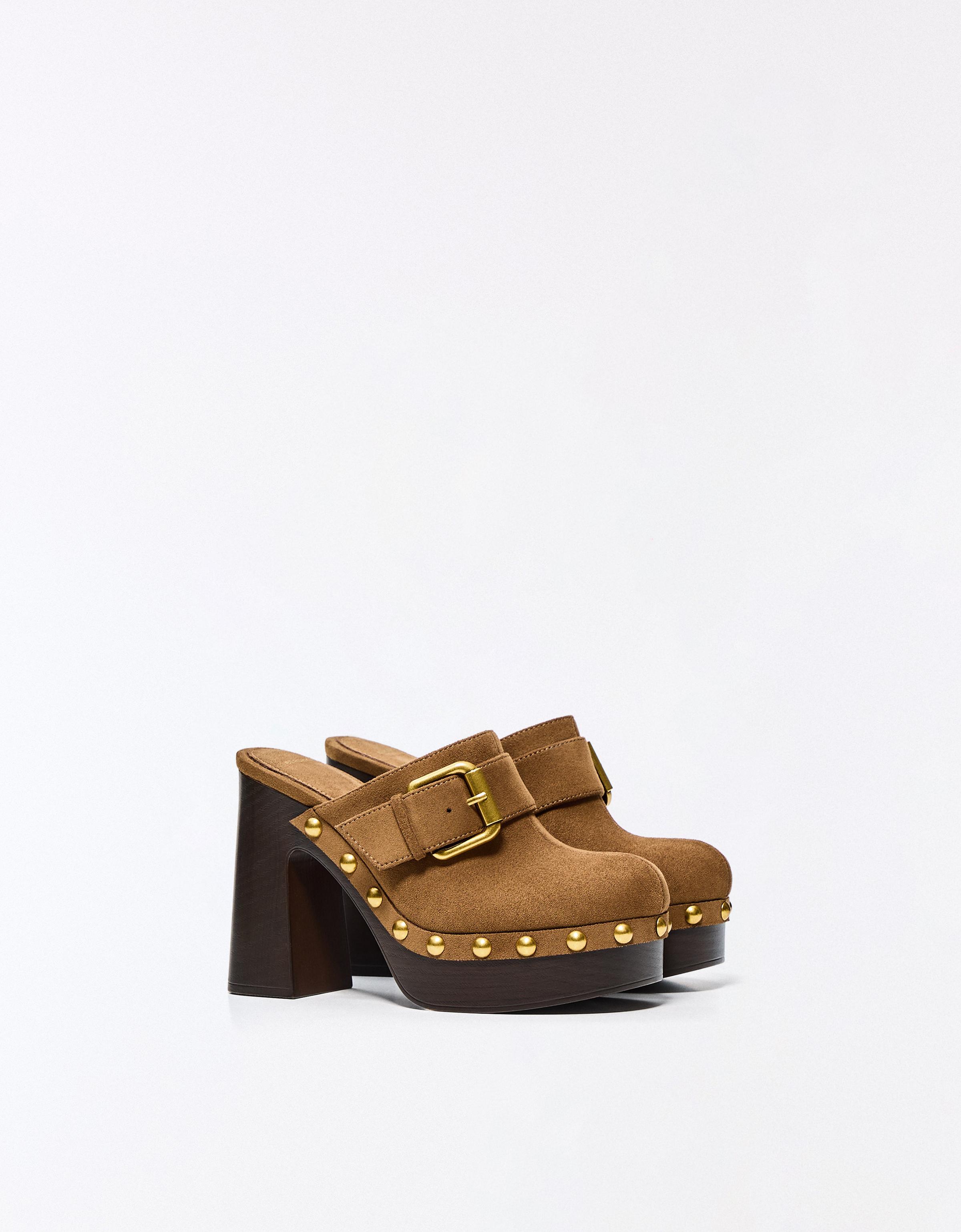 Buckle clogs