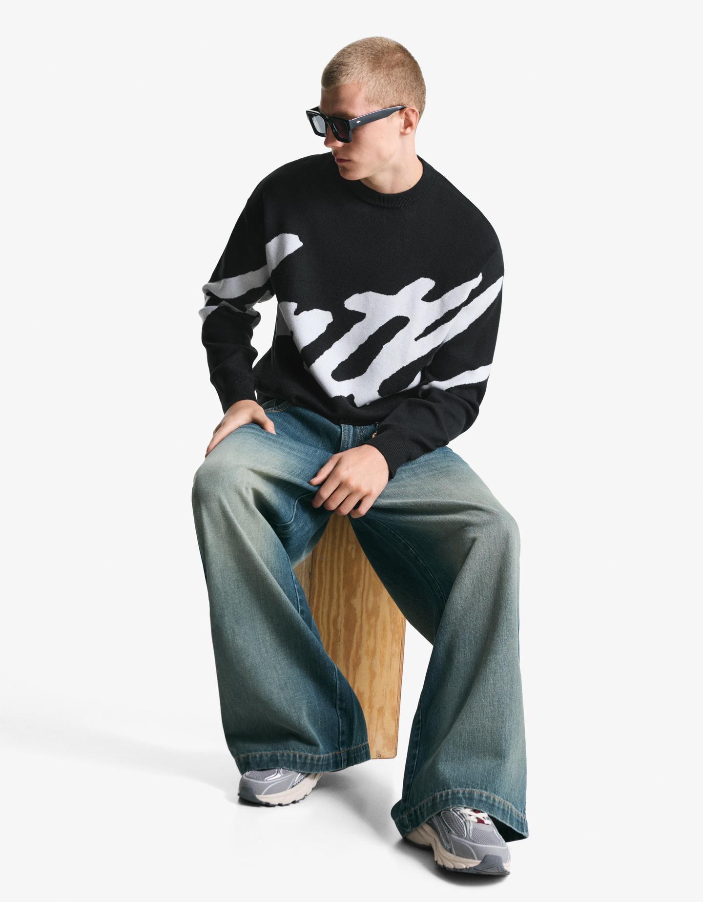 Bershka sweter z nadrukiem czarny