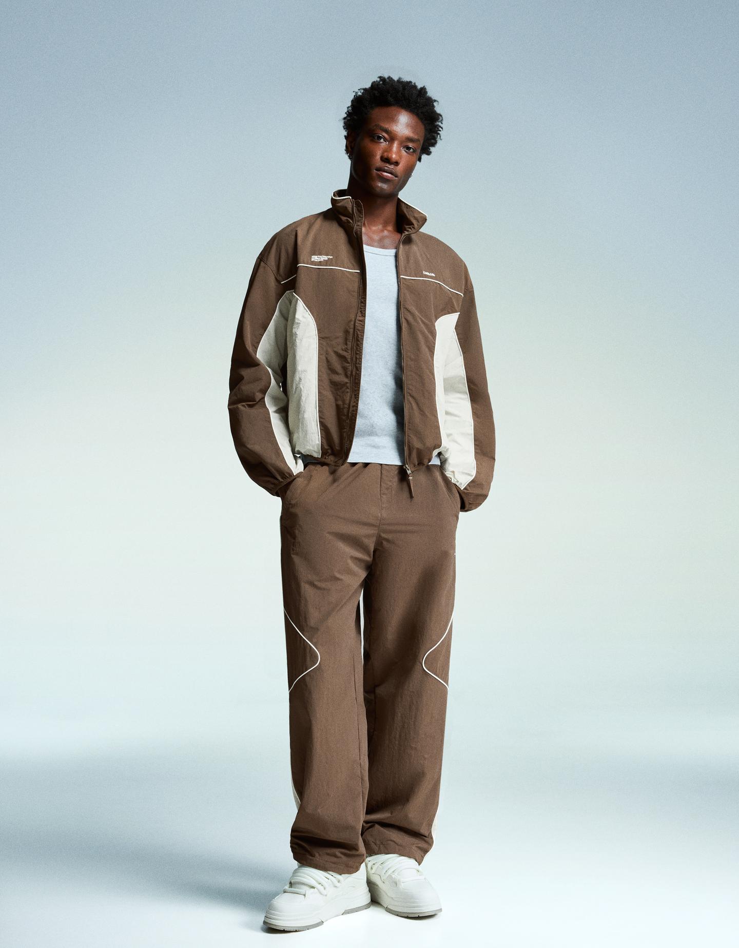 Bershka techniczne spodnie o kroju super baggy brązowy