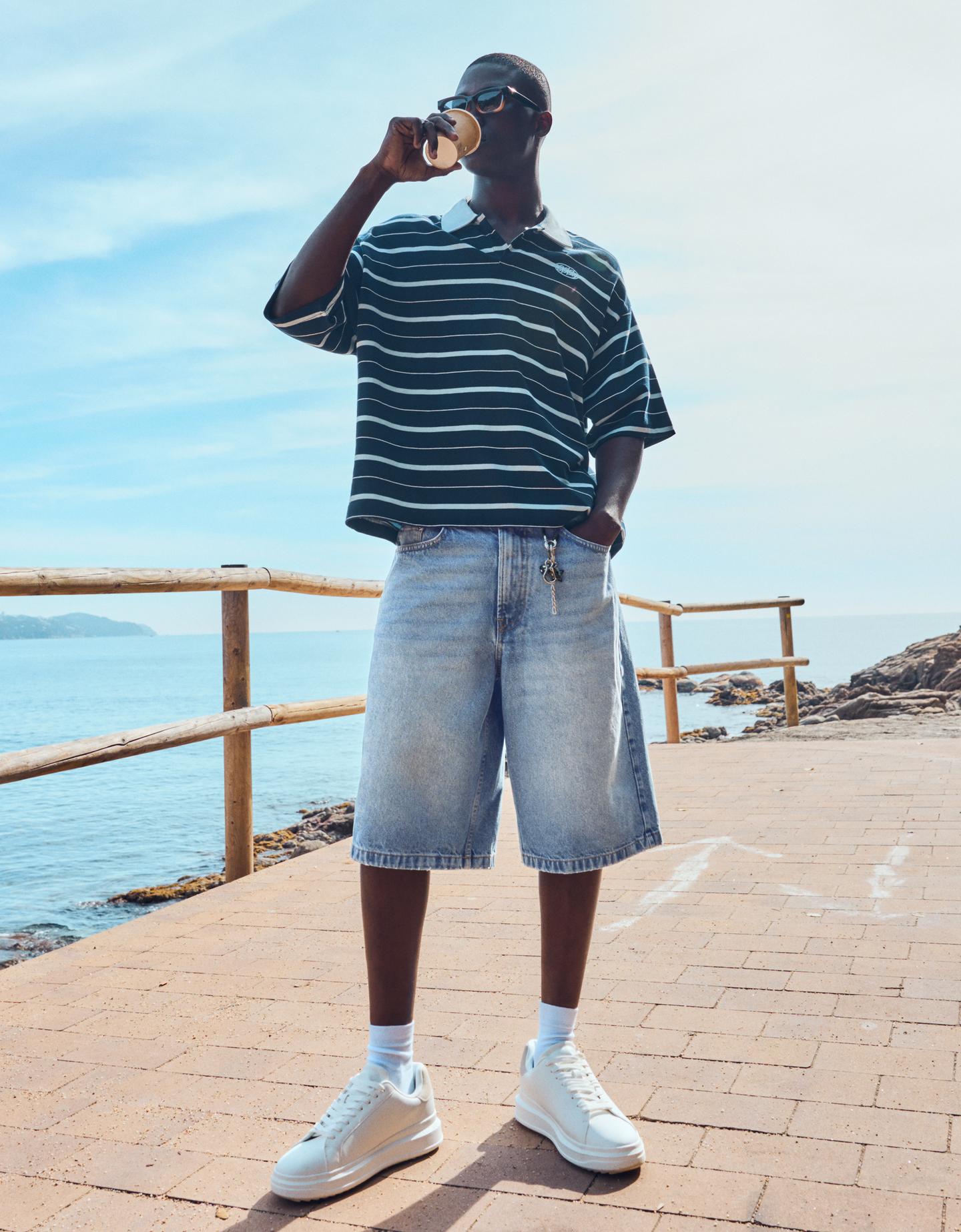 Bershka bermudy z denimu o kroju baggy wyblakły niebieski