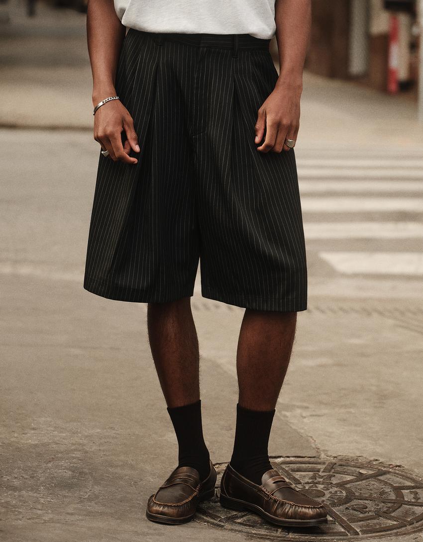 Weite Bermudashorts mit Bundfalten und Nadelstreifen-Schwarz