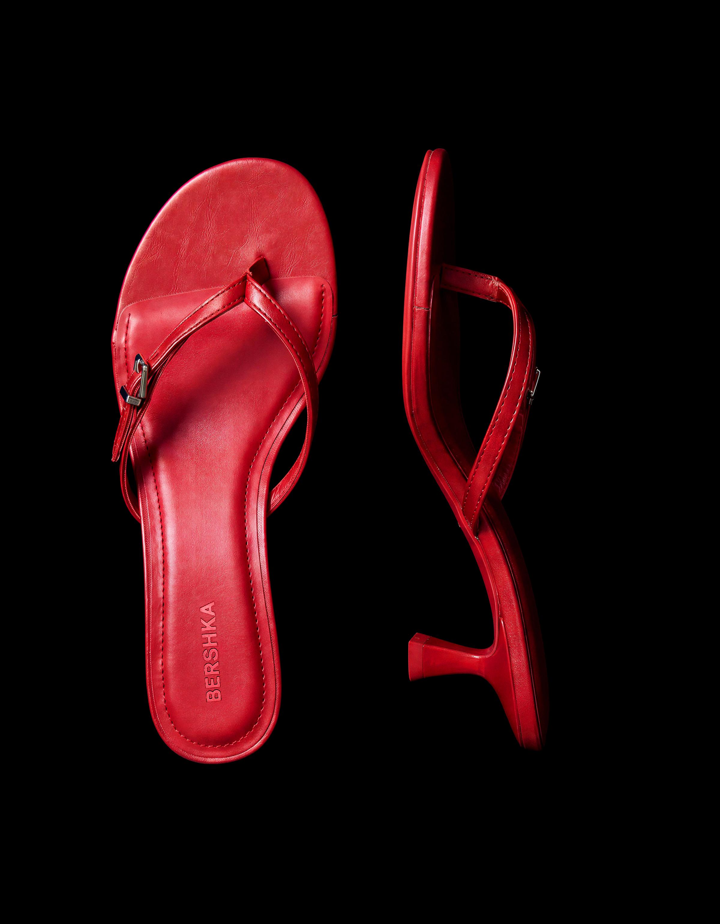 Buckle thong heeled sandals — RED