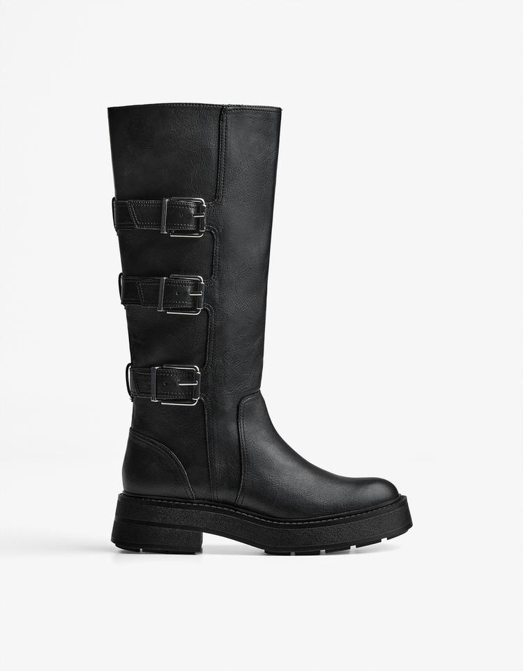 Flat boots with buckles