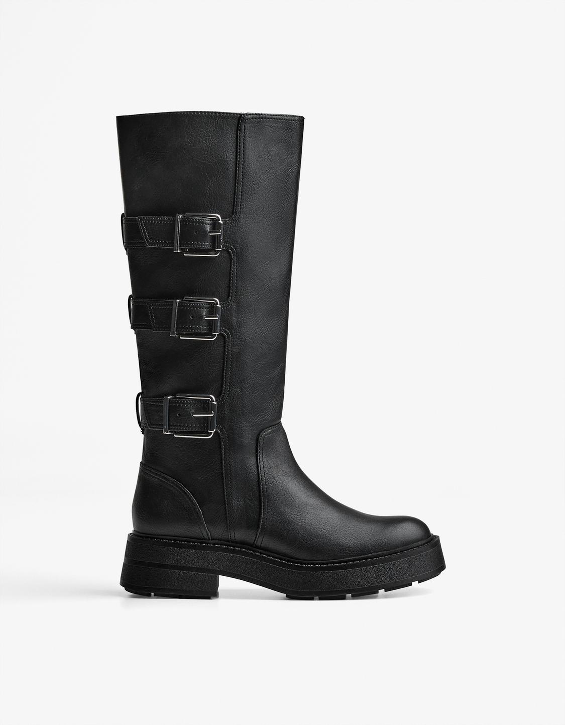 Flat boots with buckles