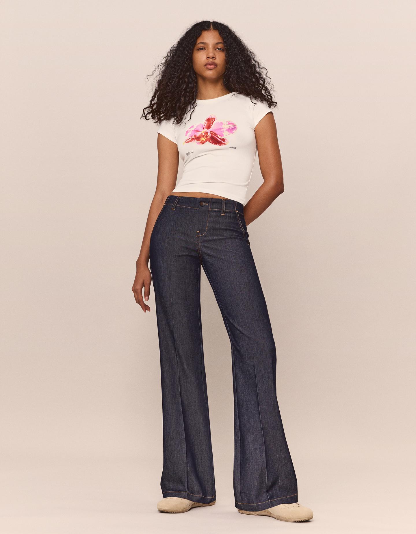 Bershka spodnie bootcut z niskim stanem ciemnoniebieski