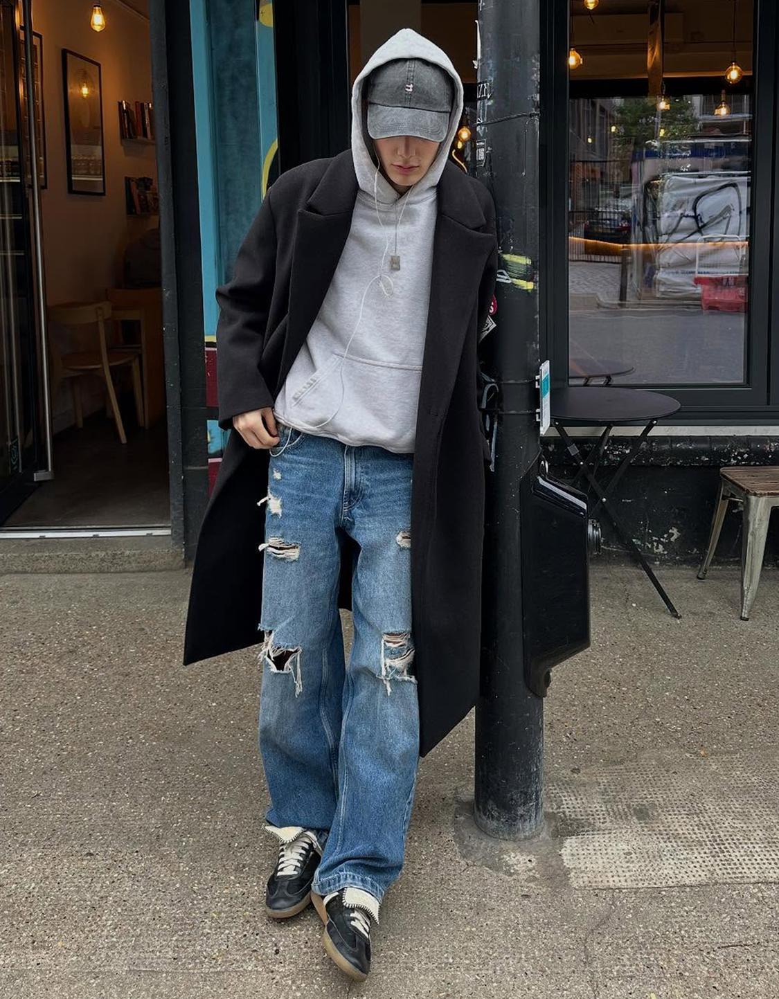 Ripped super baggy jeans