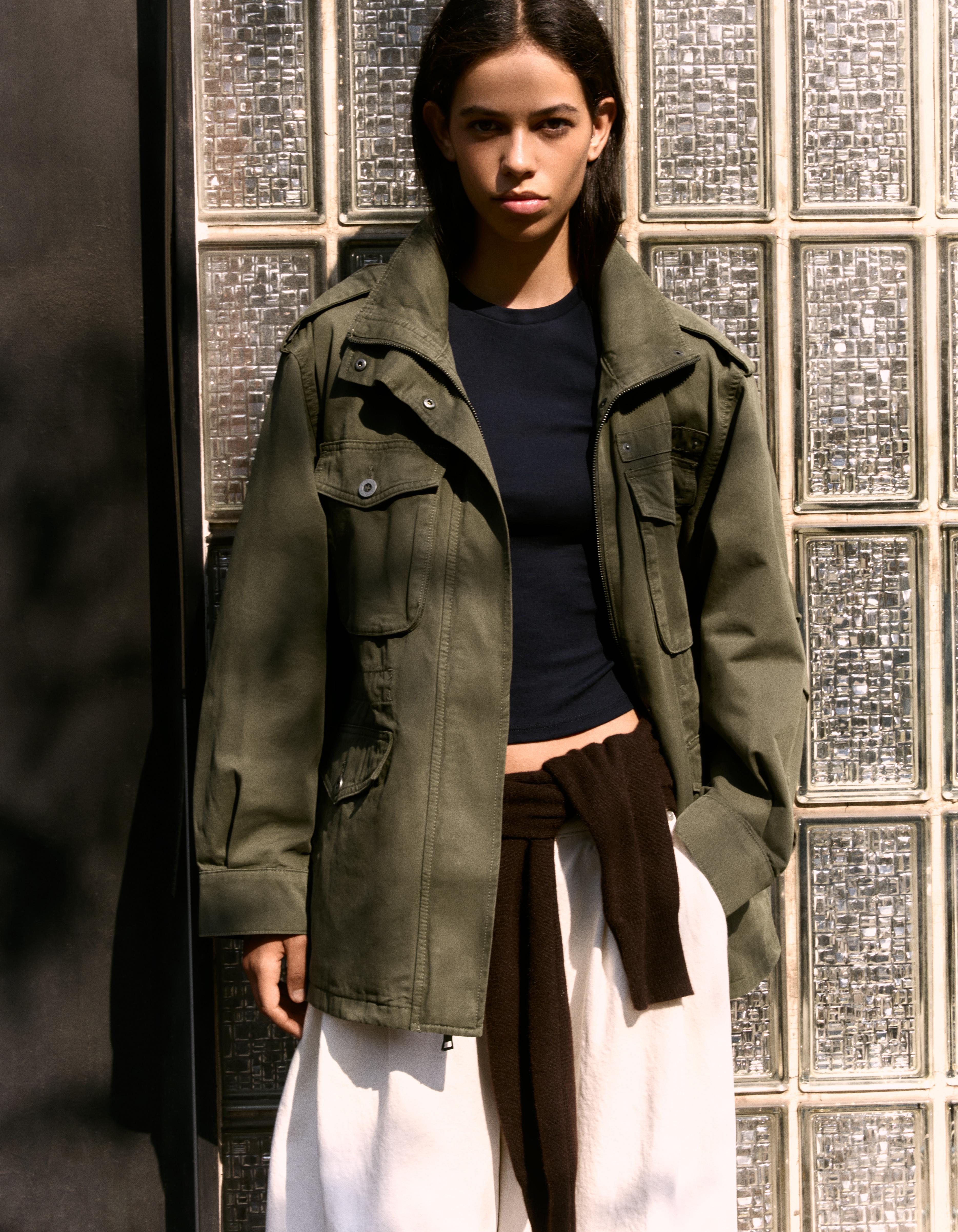 Bershka Kurtka Parka Z Kieszeniami I Kołnierzem Typu Funnel Kobieta Khaki