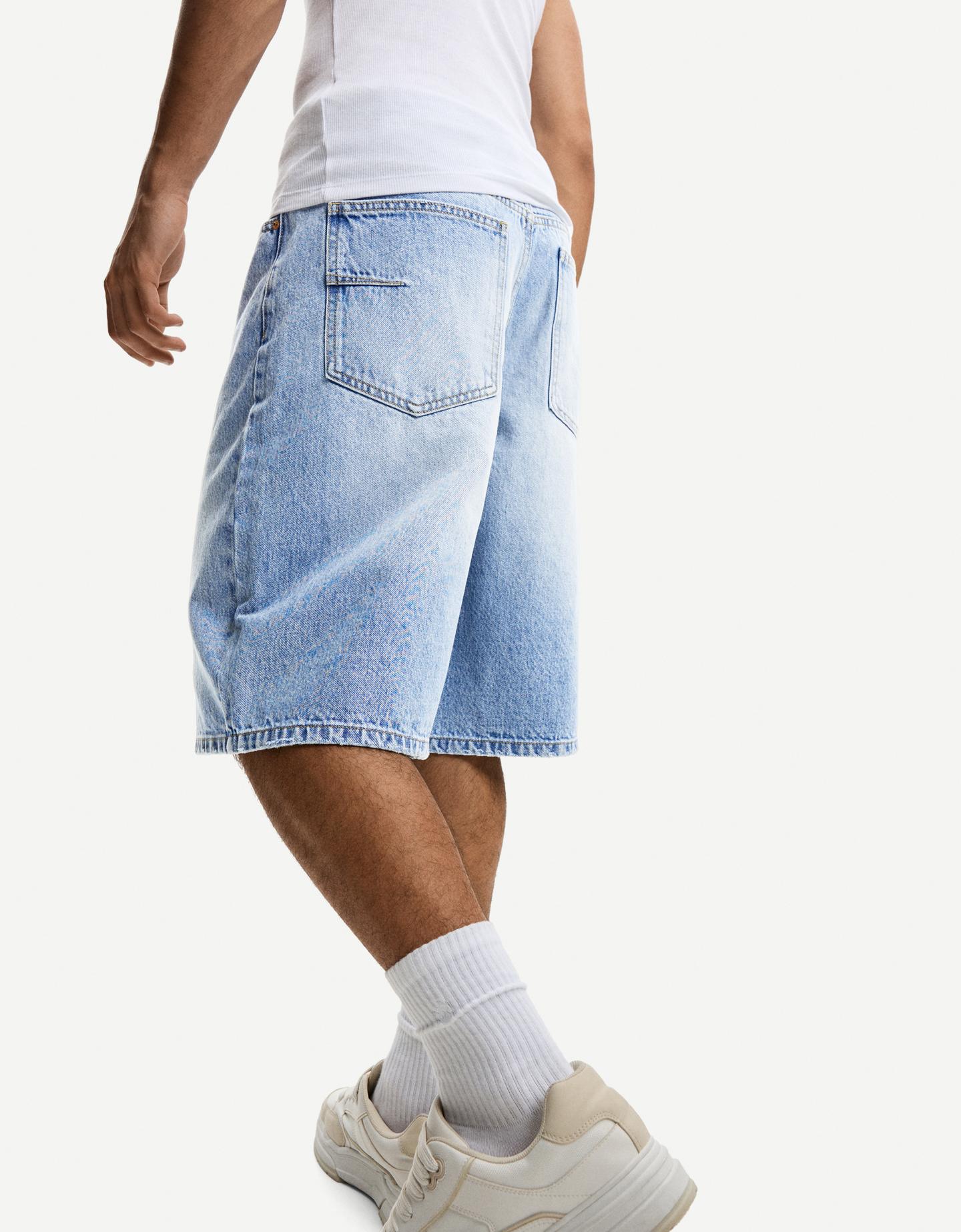 Bershka jeansowe bermudy o kroju baggy wyblakły niebieski
