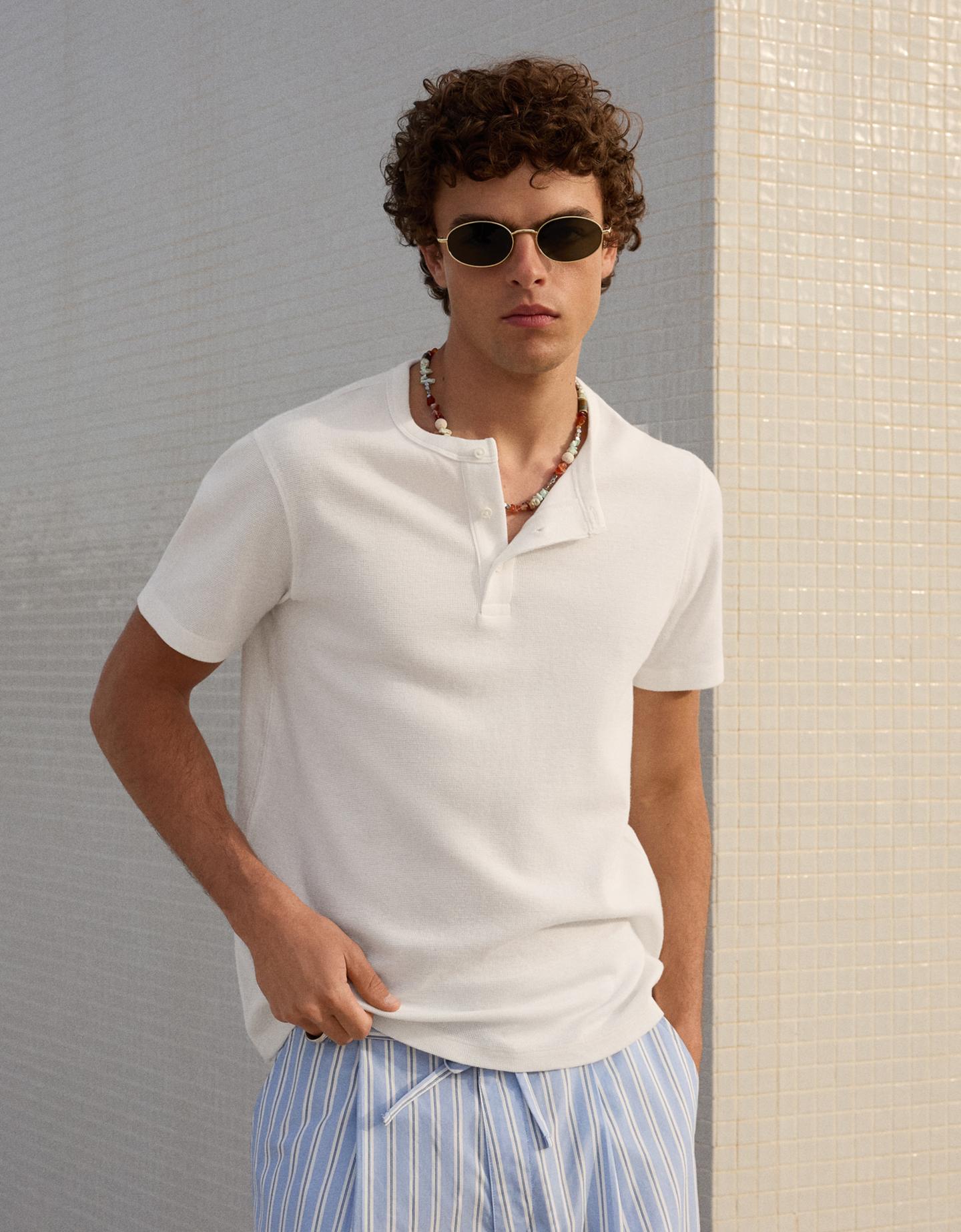 Bershka Camiseta Manga Corta Cuello Panadero Waffle Hombre Blanco Roto