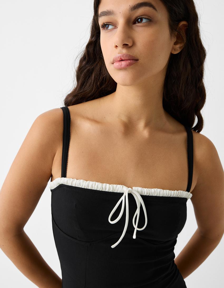 Robe courte cintrée encolure festonnée contrastante-Noir-6