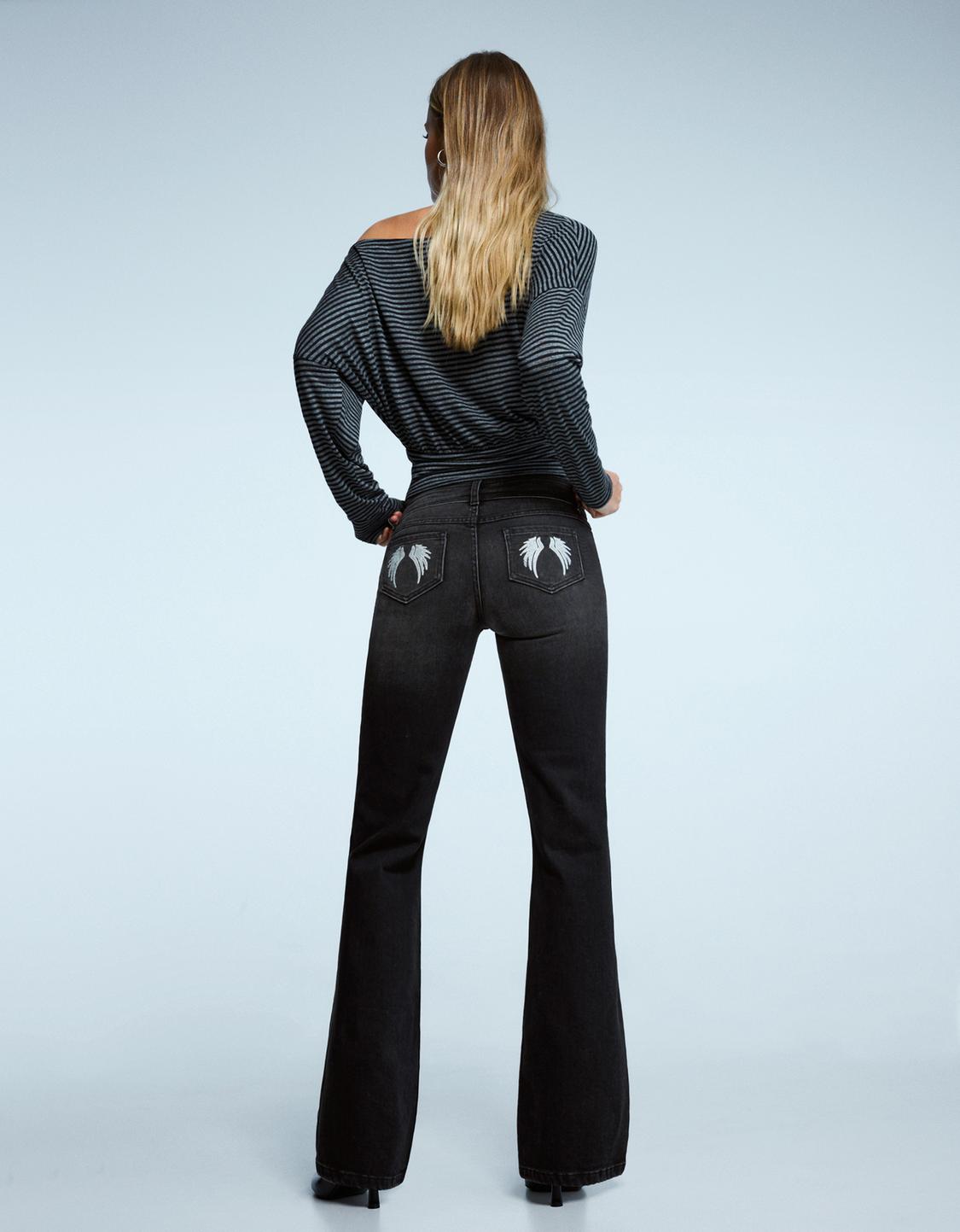 Flared jeans with embroidered pockets