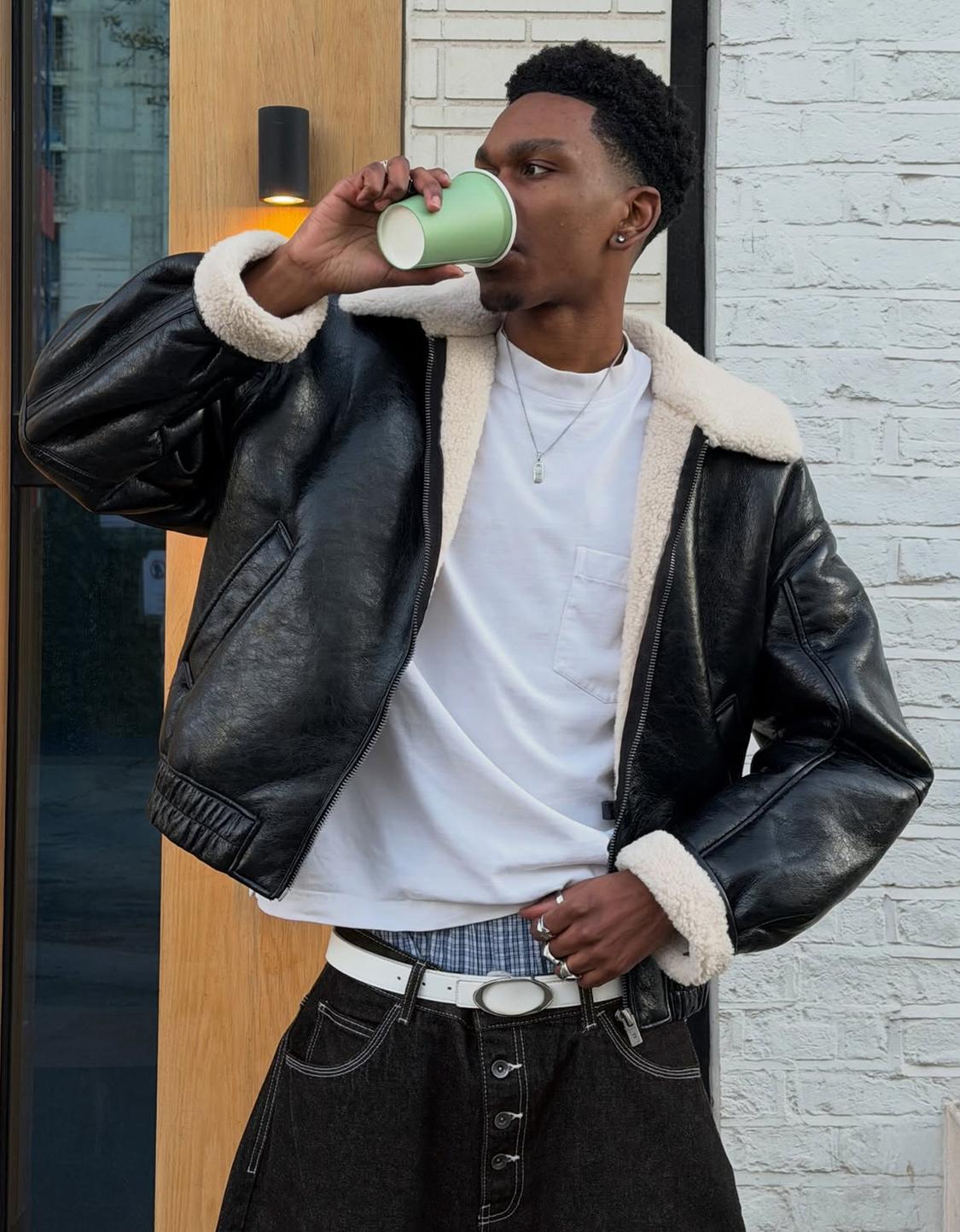 Cazadora efecto vinilo cuello pelo